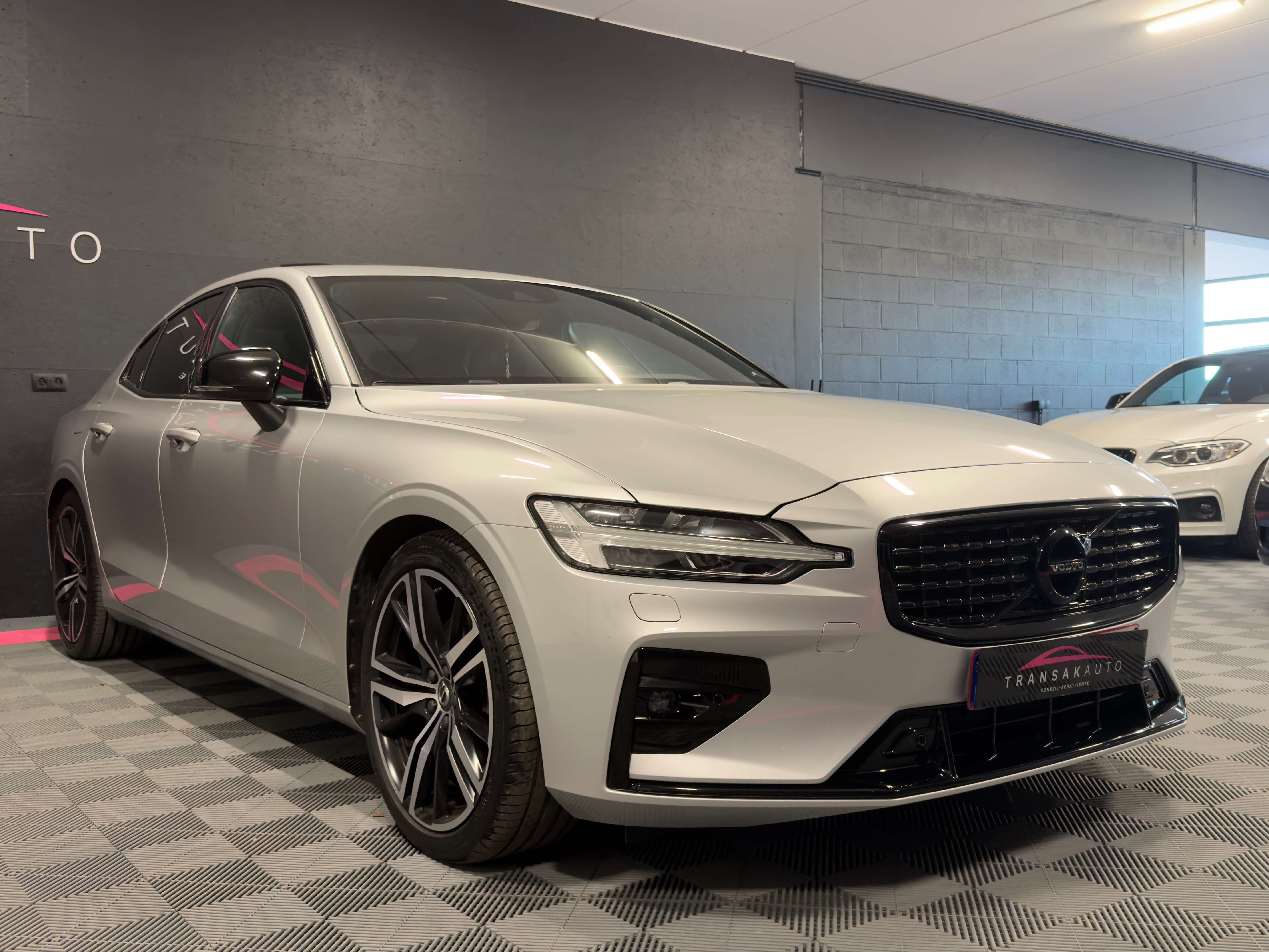 Volvo S60 2.0 B3 MHEV R-Design Geartronic — Toit ouvrant — H&K — Cuir — CarPlay