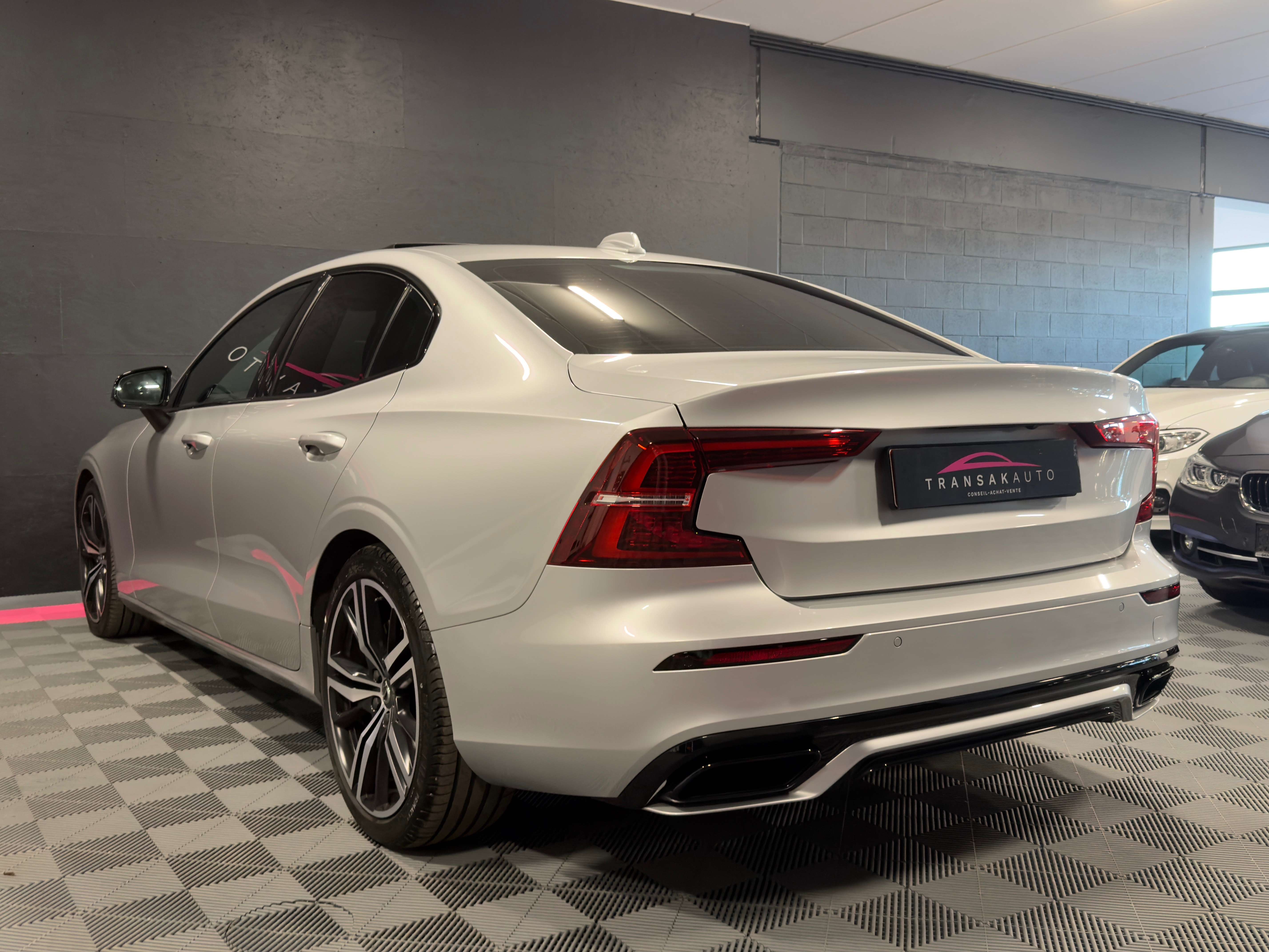 Volvo S60 2.0 B3 MHEV R-Design Geartronic — Toit ouvrant — H&K — Cuir — CarPlay