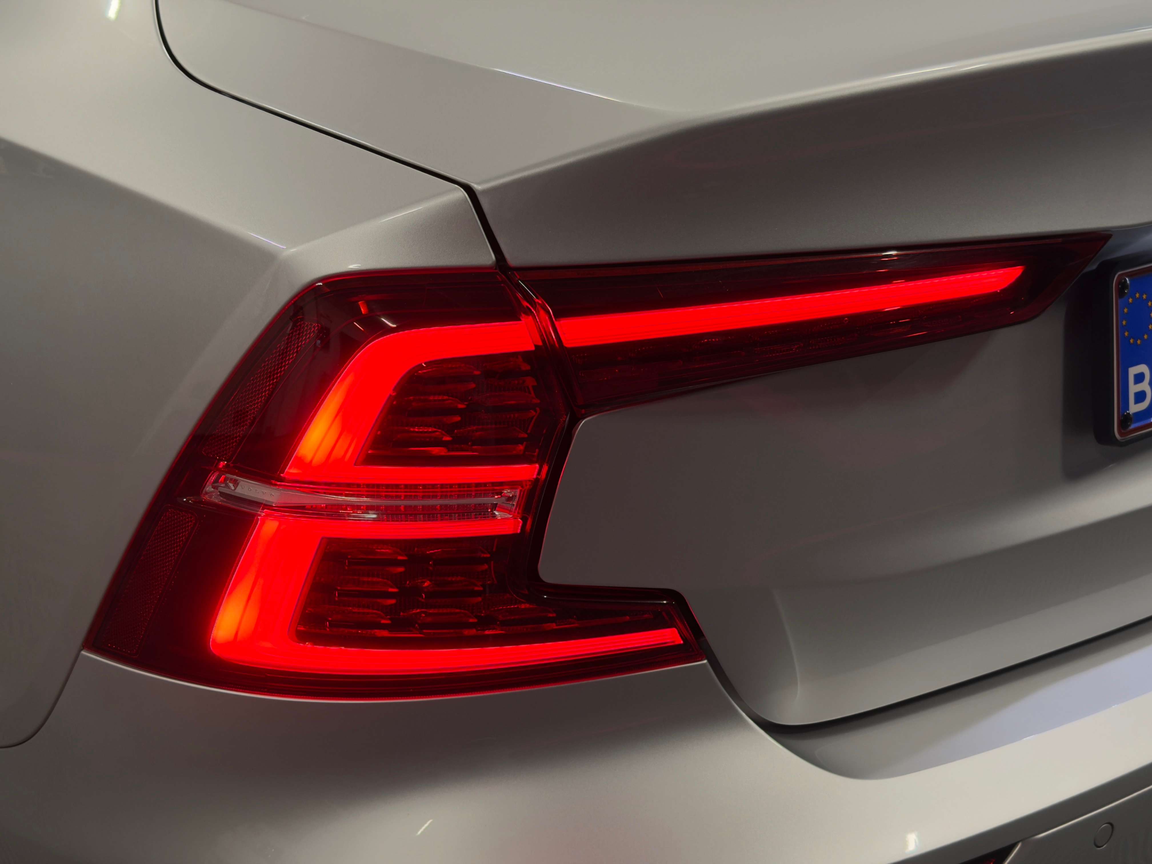 Volvo S60 2.0 B3 MHEV R-Design Geartronic — Toit ouvrant — H&K — Cuir — CarPlay