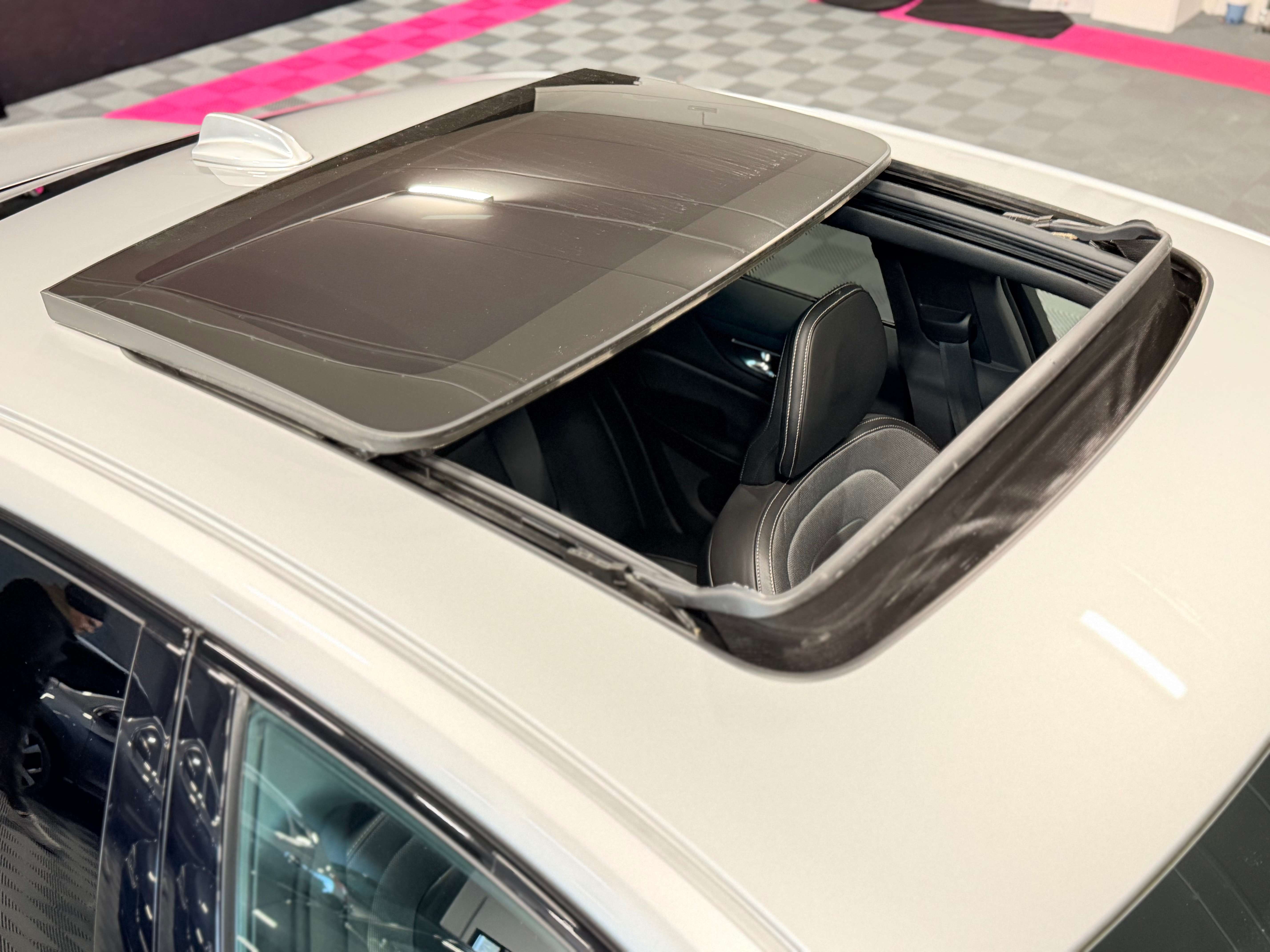 Volvo S60 2.0 B3 MHEV R-Design Geartronic — Toit ouvrant — H&K — Cuir — CarPlay