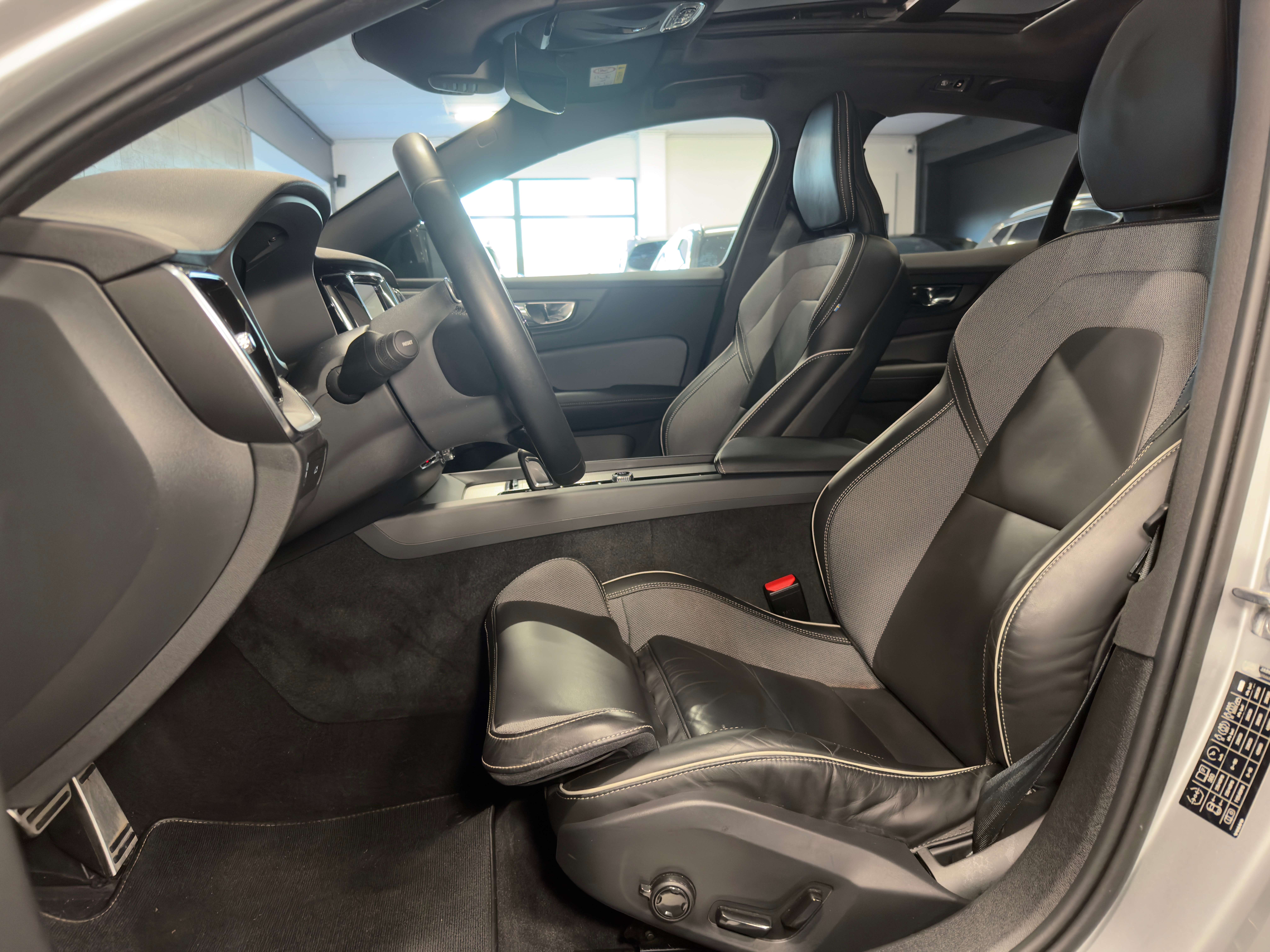 Volvo S60 2.0 B3 MHEV R-Design Geartronic — Toit ouvrant — H&K — Cuir — CarPlay