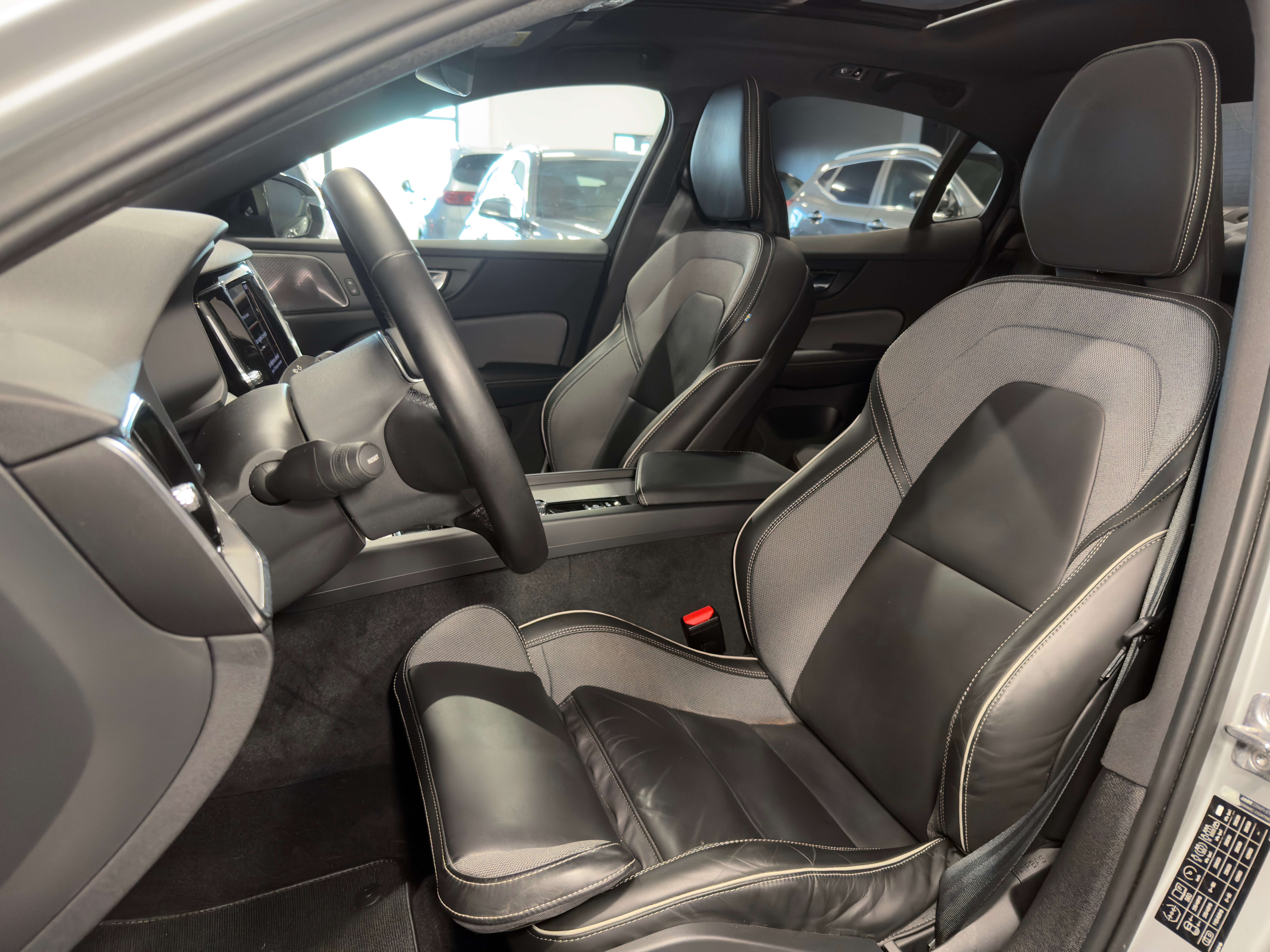 Volvo S60 2.0 B3 MHEV R-Design Geartronic — Toit ouvrant — H&K — Cuir — CarPlay