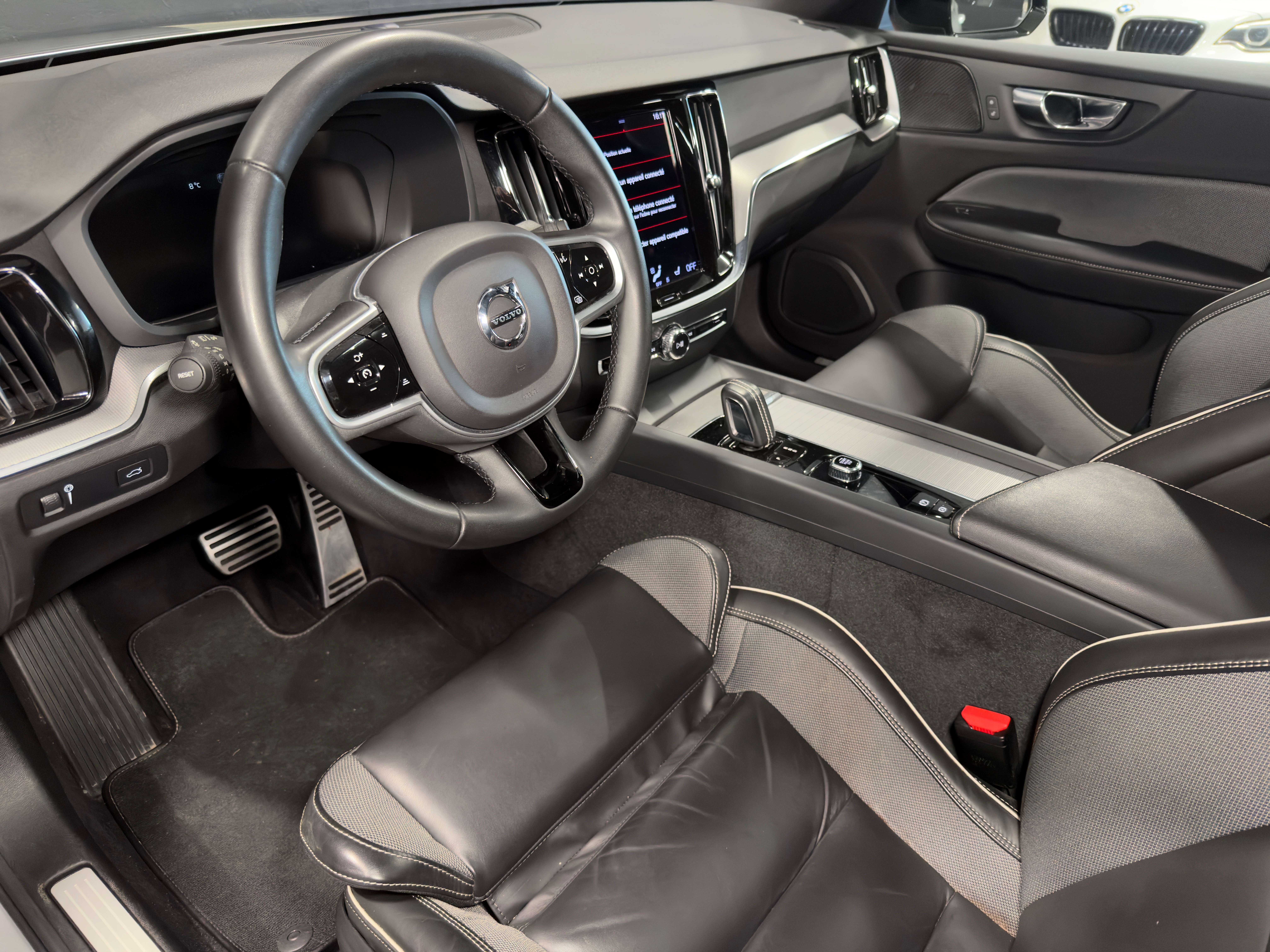 Volvo S60 2.0 B3 MHEV R-Design Geartronic — Toit ouvrant — H&K — Cuir — CarPlay