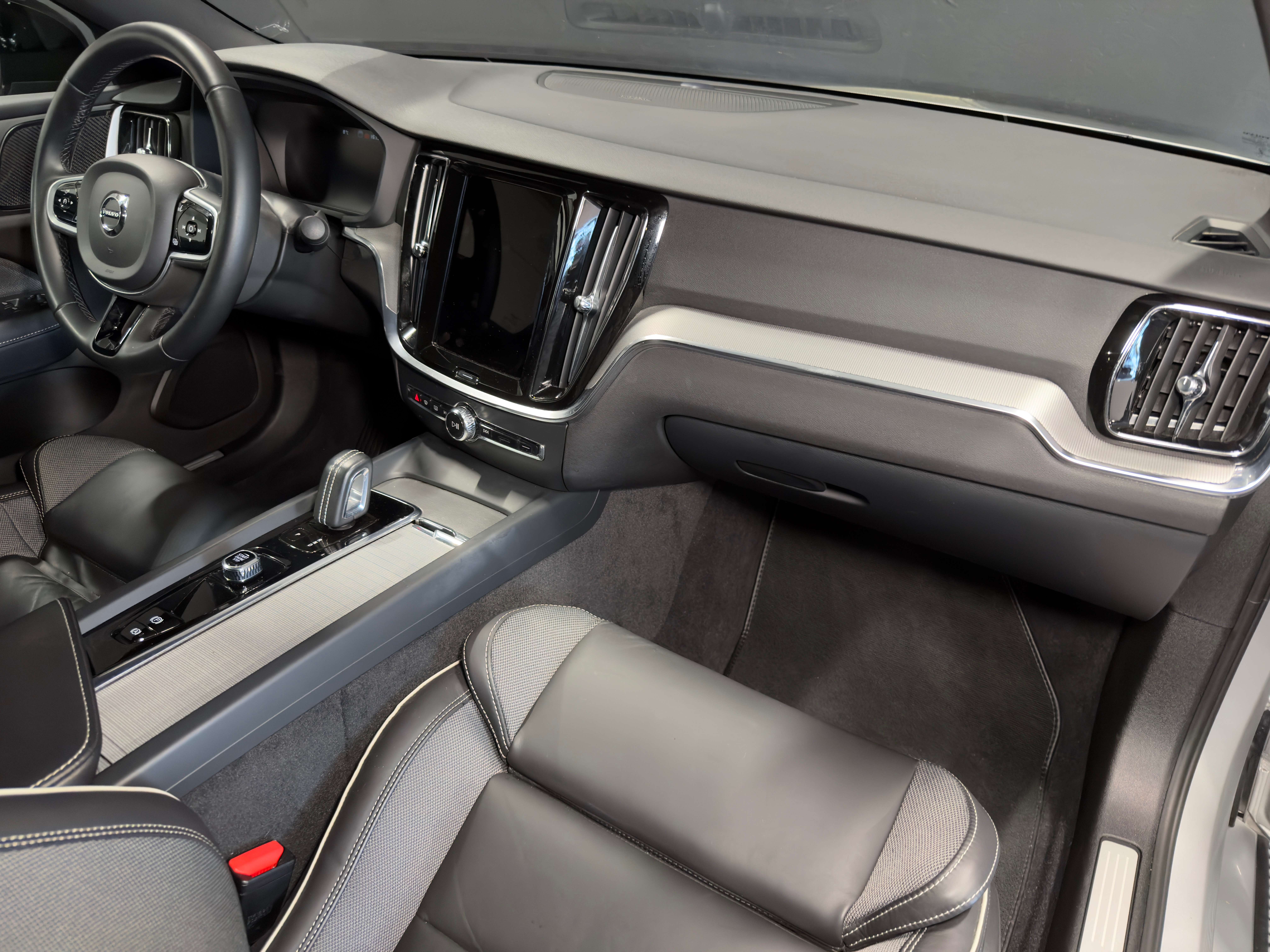 Volvo S60 2.0 B3 MHEV R-Design Geartronic — Toit ouvrant — H&K — Cuir — CarPlay