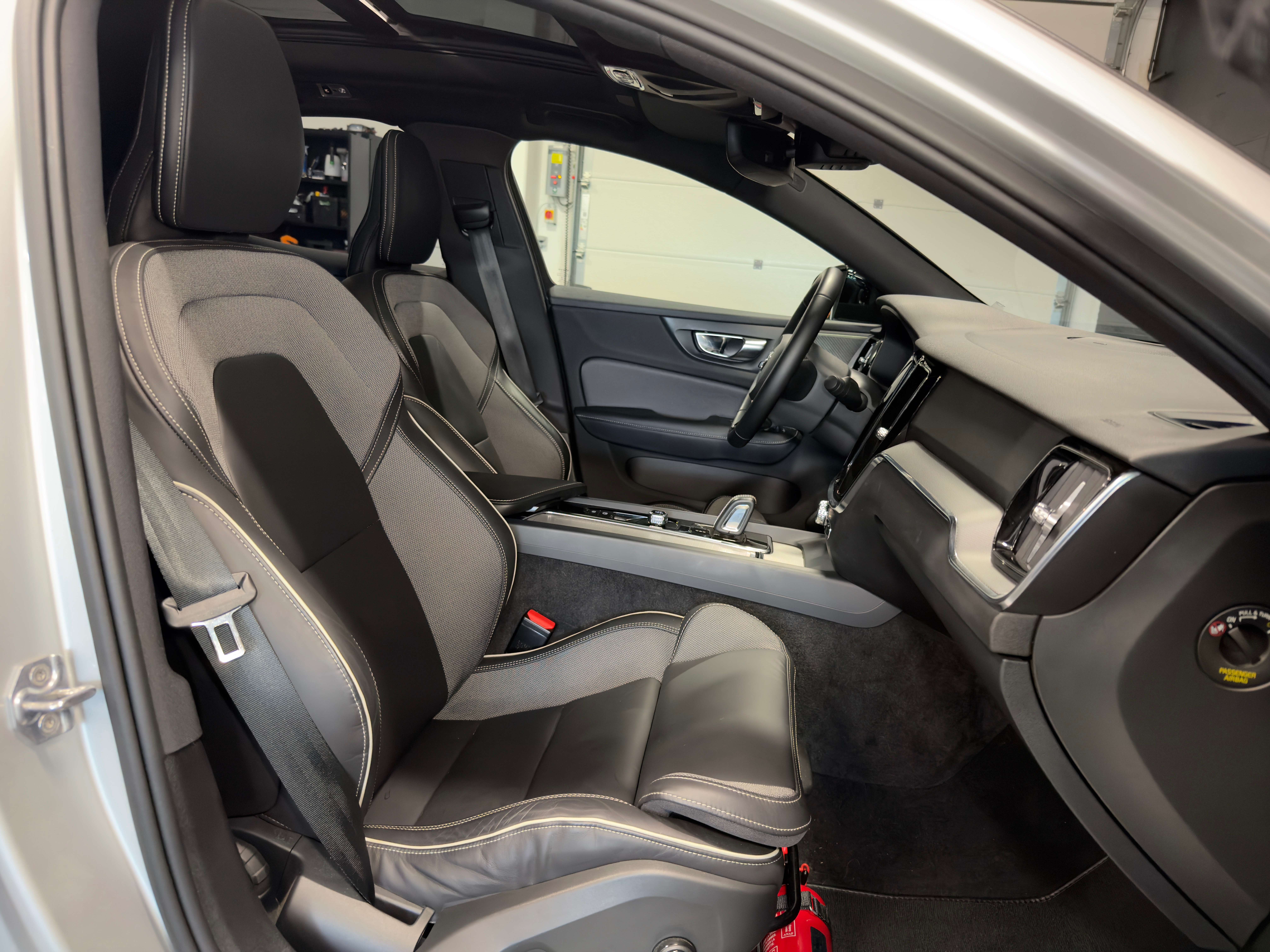 Volvo S60 2.0 B3 MHEV R-Design Geartronic — Toit ouvrant — H&K — Cuir — CarPlay