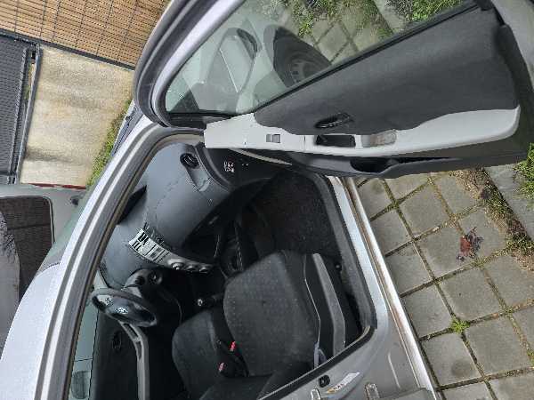 Toyota Yaris Yaris ii 1.4 - 90 d-4d