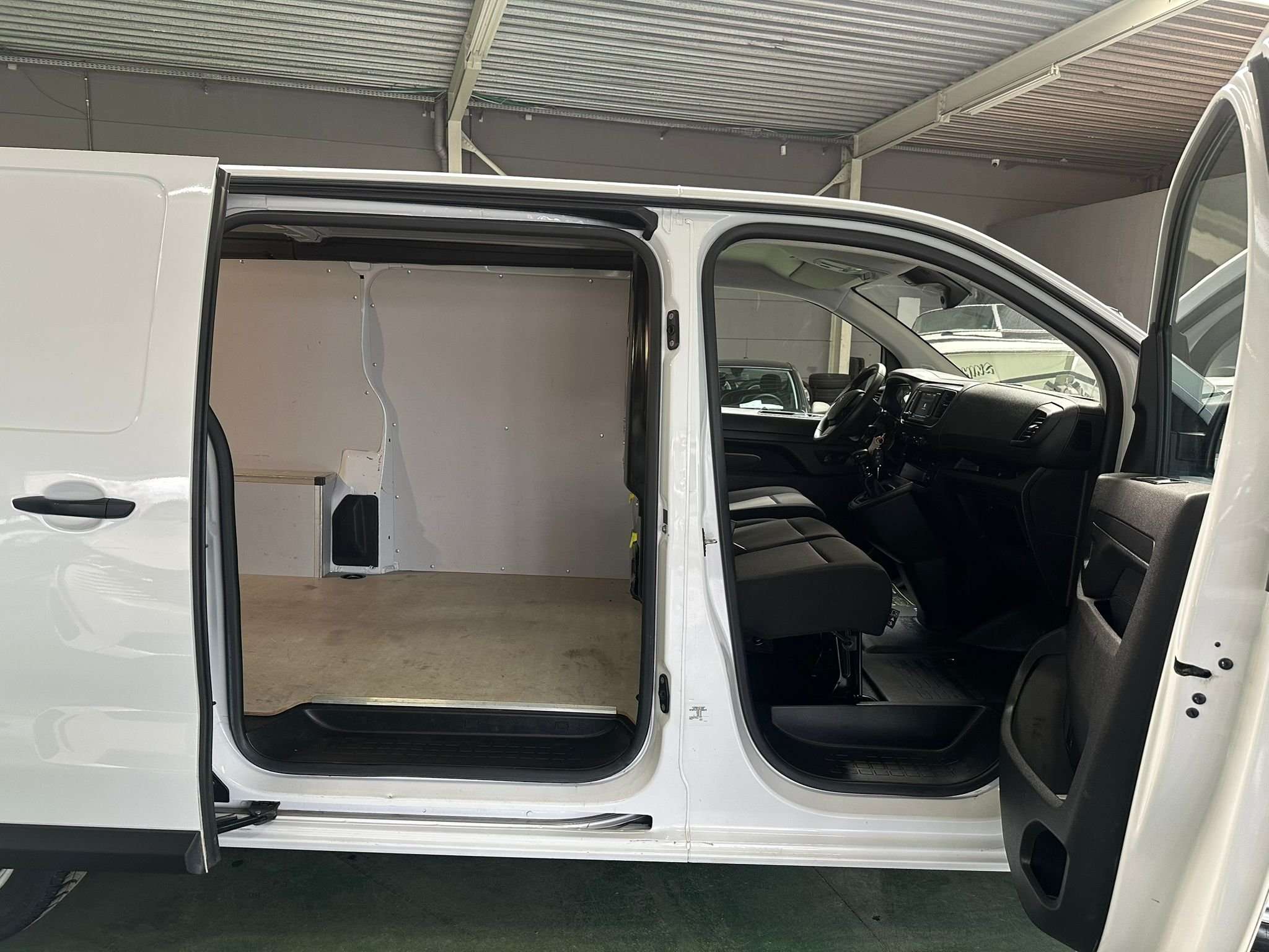 Peugeot Expert 2.0 L BlueHDi 145 L2