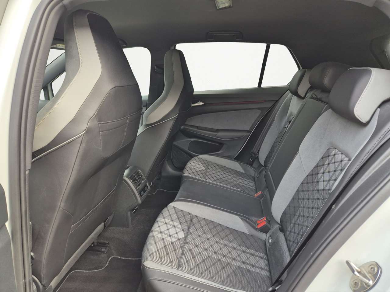 Volkswagen Golf 1.5 eTSI - Finition "R-Line" Berline Premium Accessible - Garantie 12 Mois avec Entretien Effectué - Zone LEZ Ok 12/2034