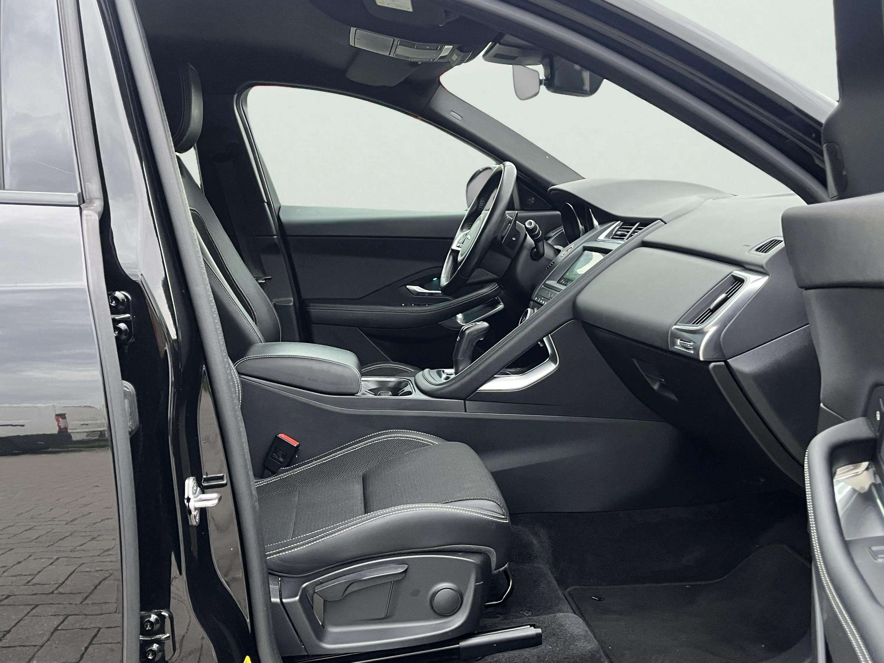 Jaguar E-Pace E-Pace 2.0 T MHEV AWD P200 R-Dynamic SE