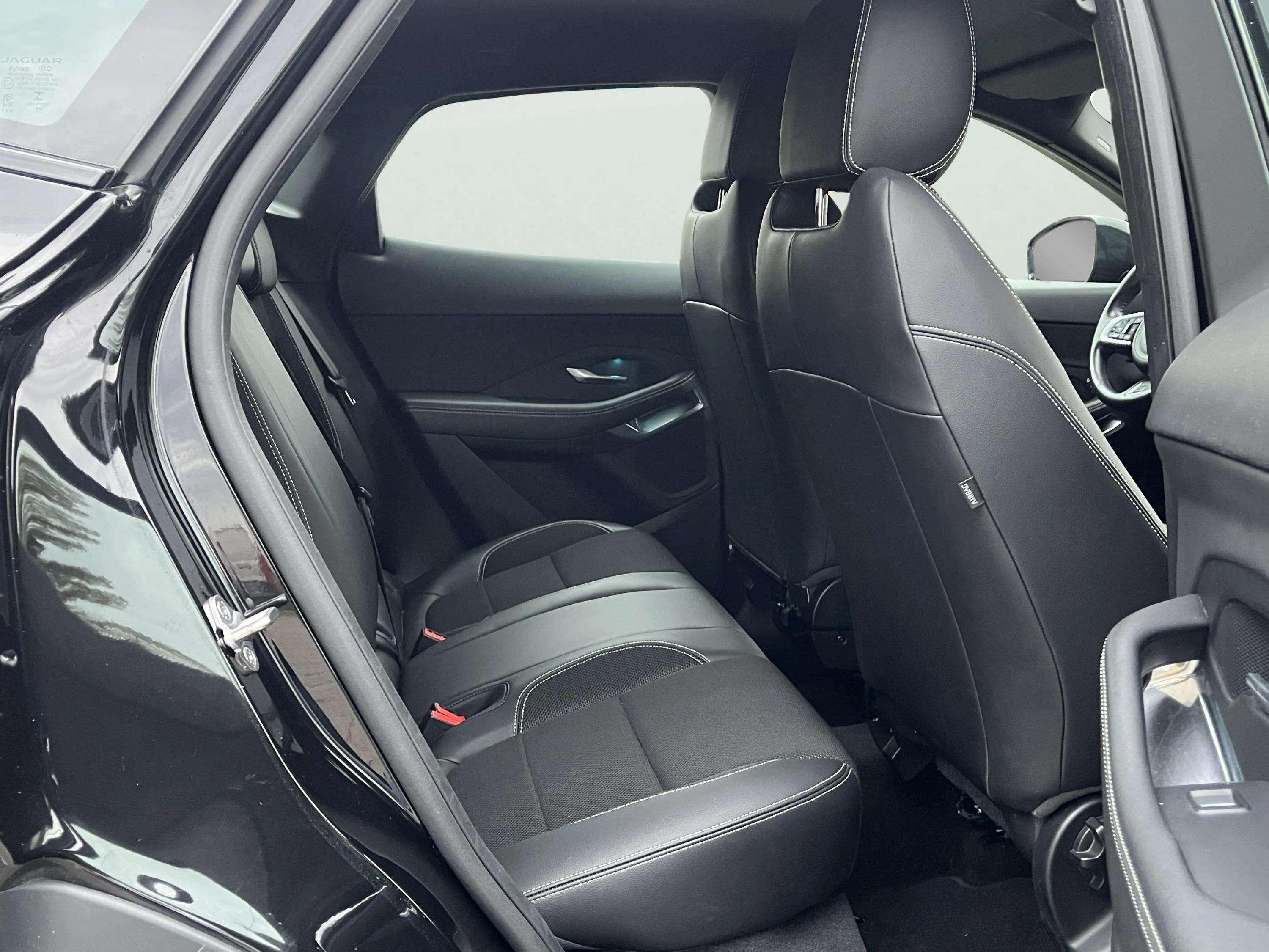 Jaguar E-Pace E-Pace 2.0 T MHEV AWD P200 R-Dynamic SE