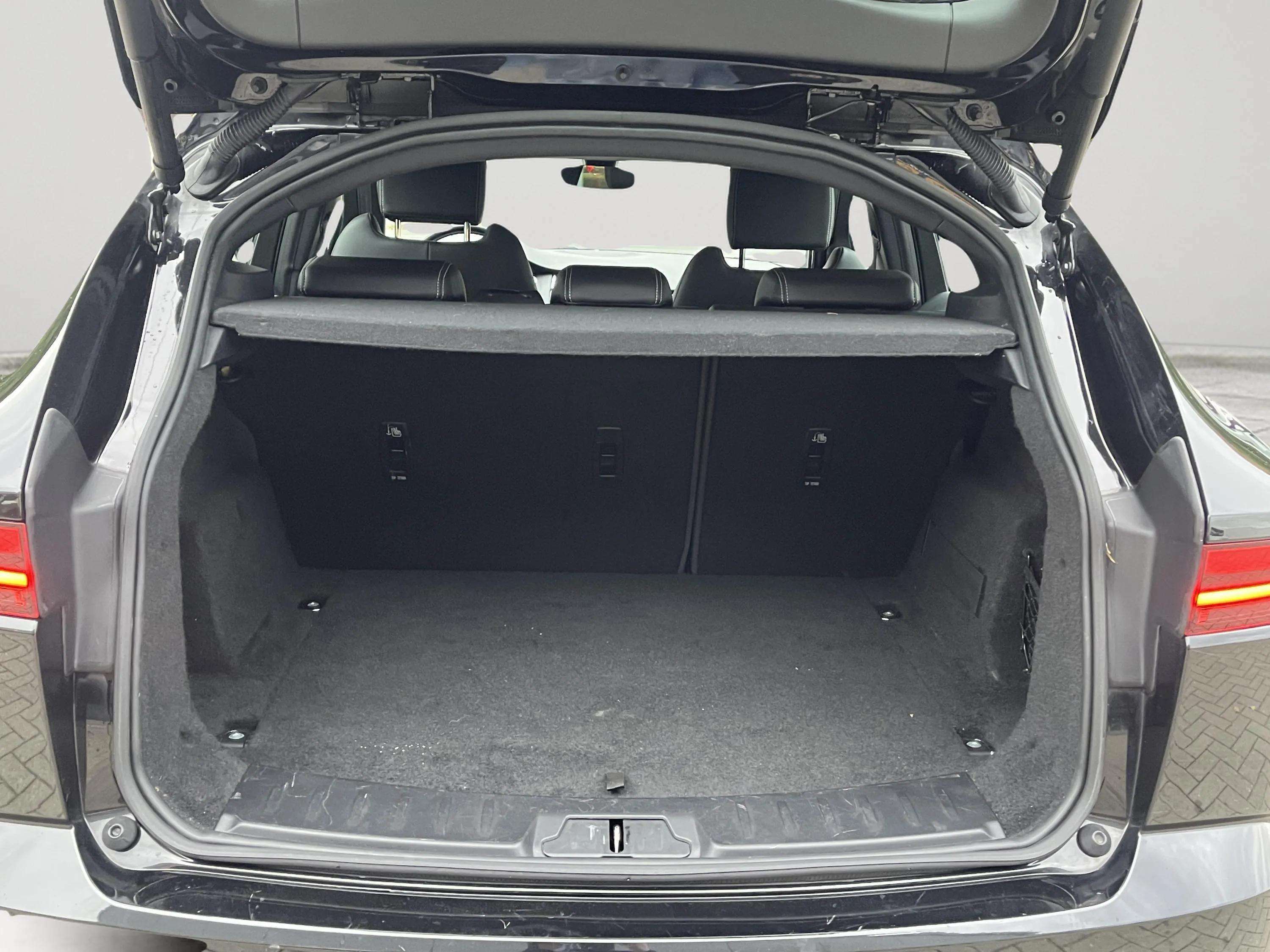 Jaguar E-Pace E-Pace 2.0 T MHEV AWD P200 R-Dynamic SE