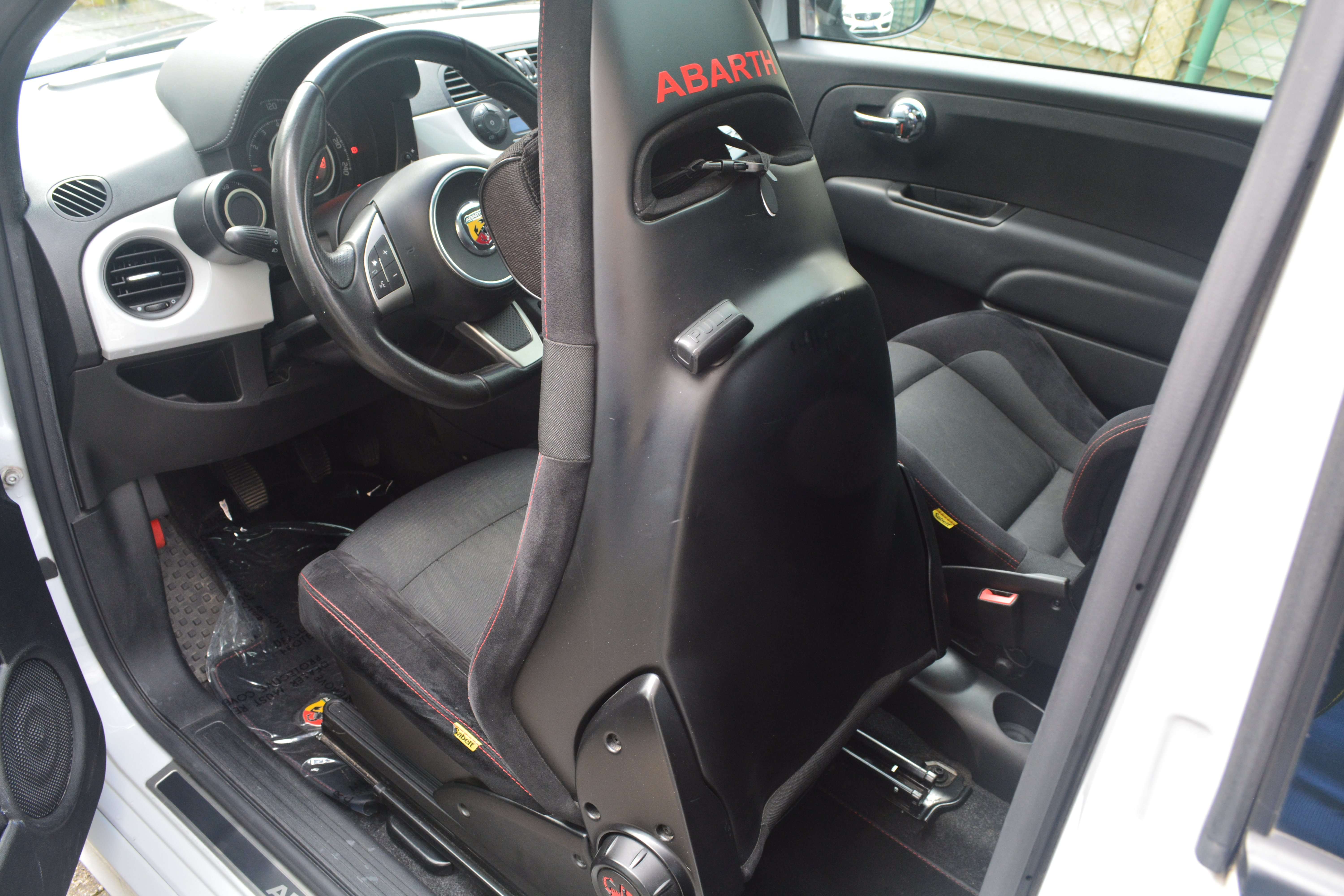 Fiat 595 Abarth 1.4 l /SPORTUITLAAT / RECARO SEATS / PANO / TOPST.