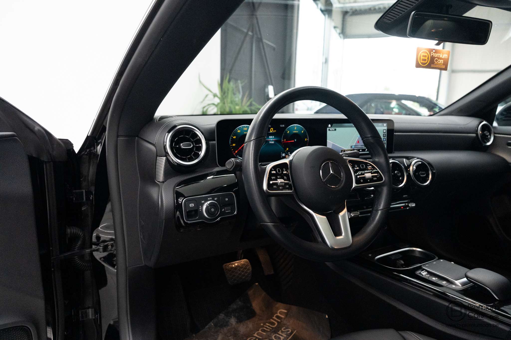 Mercedes-Benz CLA 180 d shooting brake Urban line! New model! Pano!