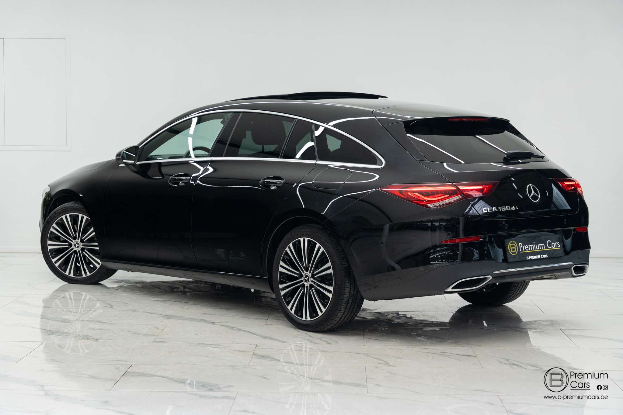 Mercedes-Benz CLA 180 d shooting brake Urban line! New model! Pano!
