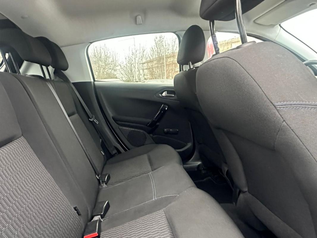 Peugeot 208 82ch BVM5 Style