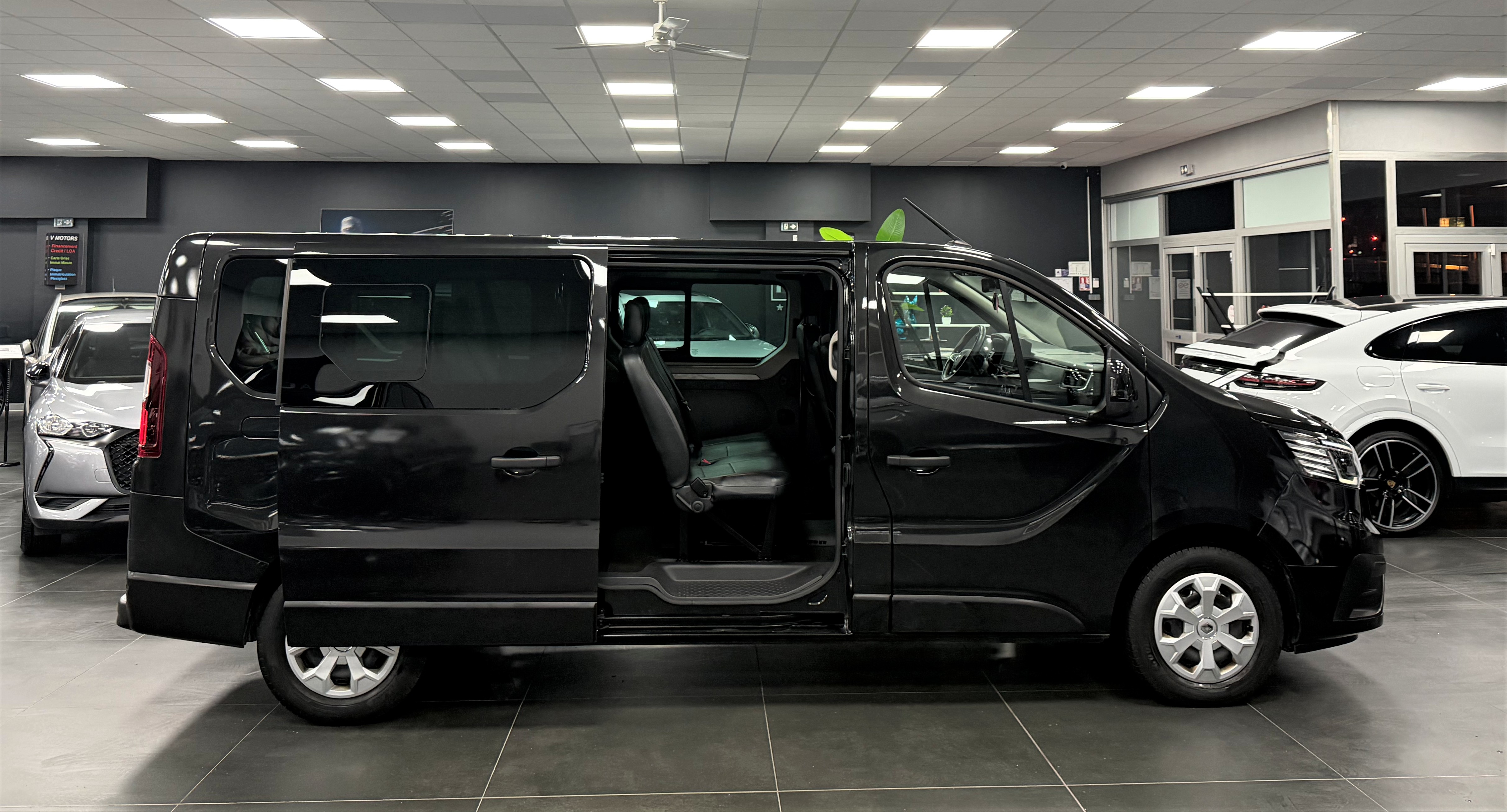 Renault Trafic III 2.0 DCI 150 L2 Intens S&S EDC Auto 9PL Design' 1er Main