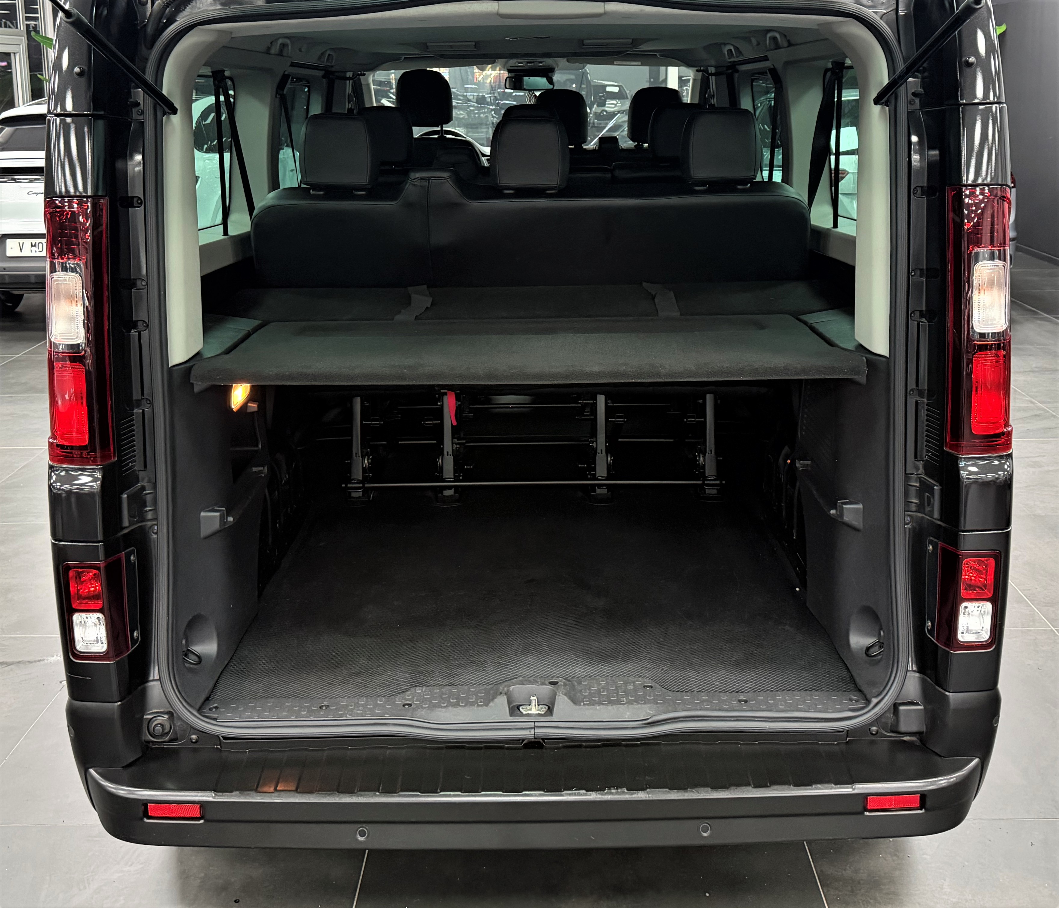 Renault Trafic III 2.0 DCI 150 L2 Intens S&S EDC Auto 9PL Design' 1er Main