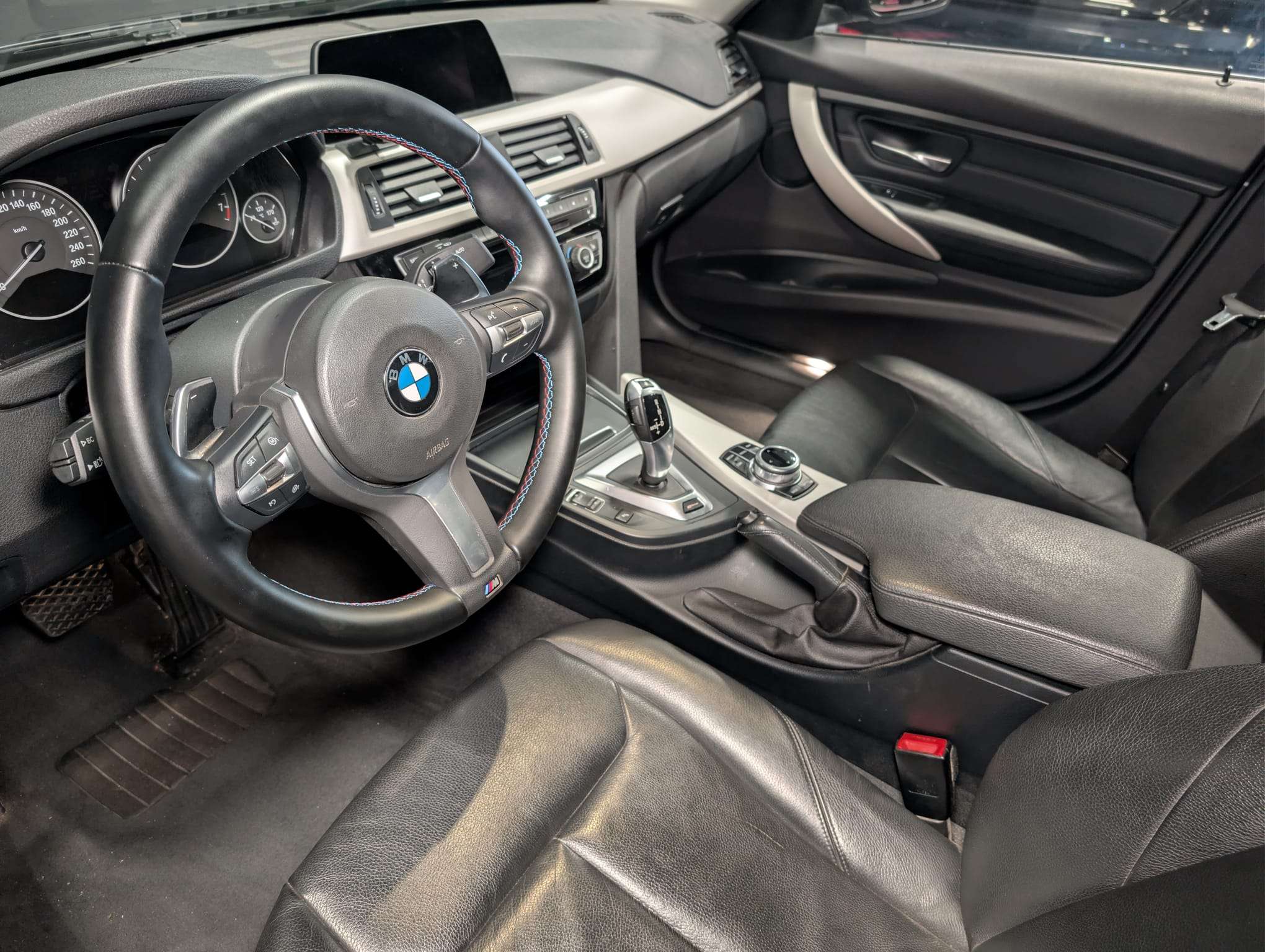 BMW 330 eA Plug-In Hybrid — GPS — Sièges chauffants — LED — Radars AV/AR