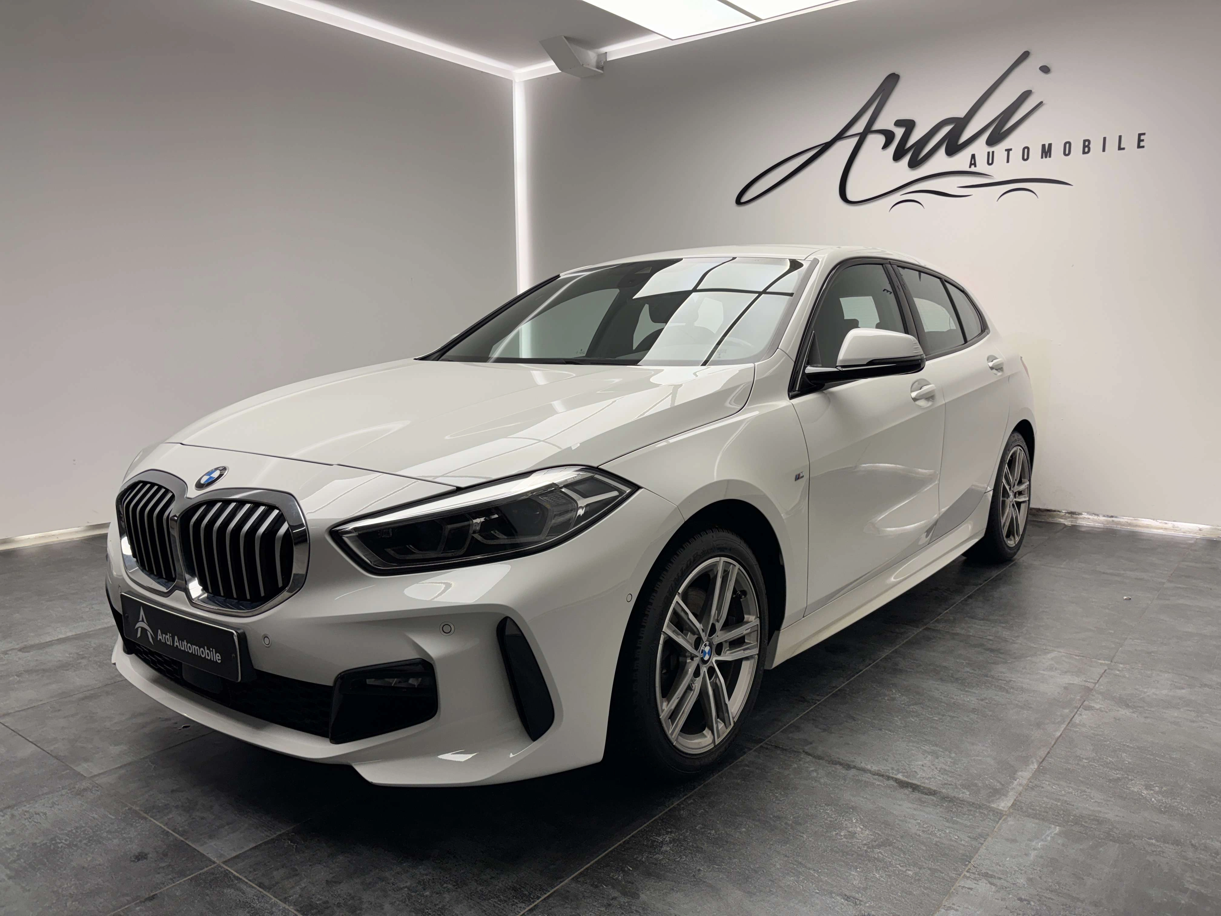 BMW 118 iA *PACK M*CARPLAY*SIEGES CHAUFFANTS*LED*GARANTIE*