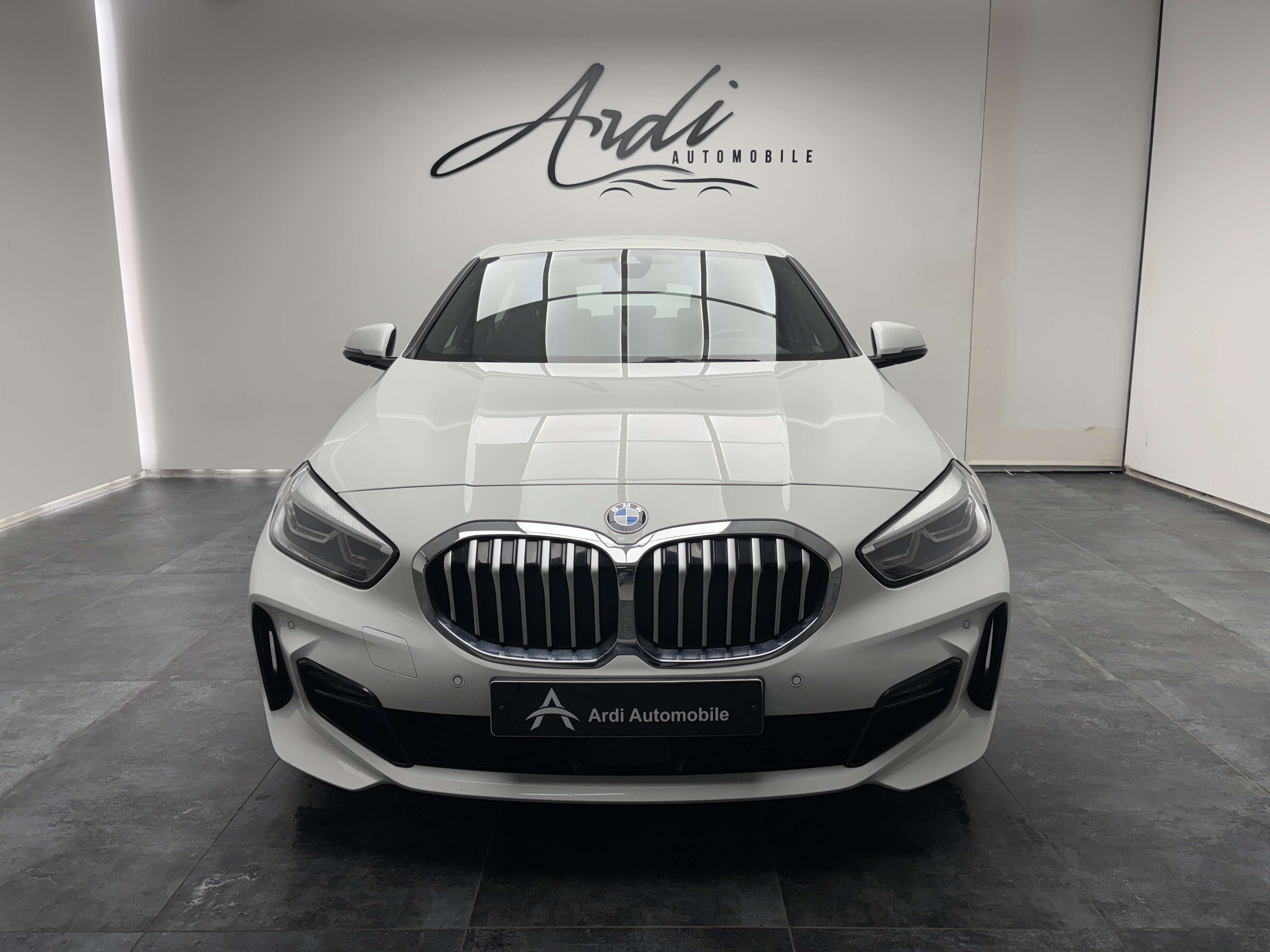 BMW 118 iA *PACK M*CARPLAY*SIEGES CHAUFFANTS*LED*GARANTIE*