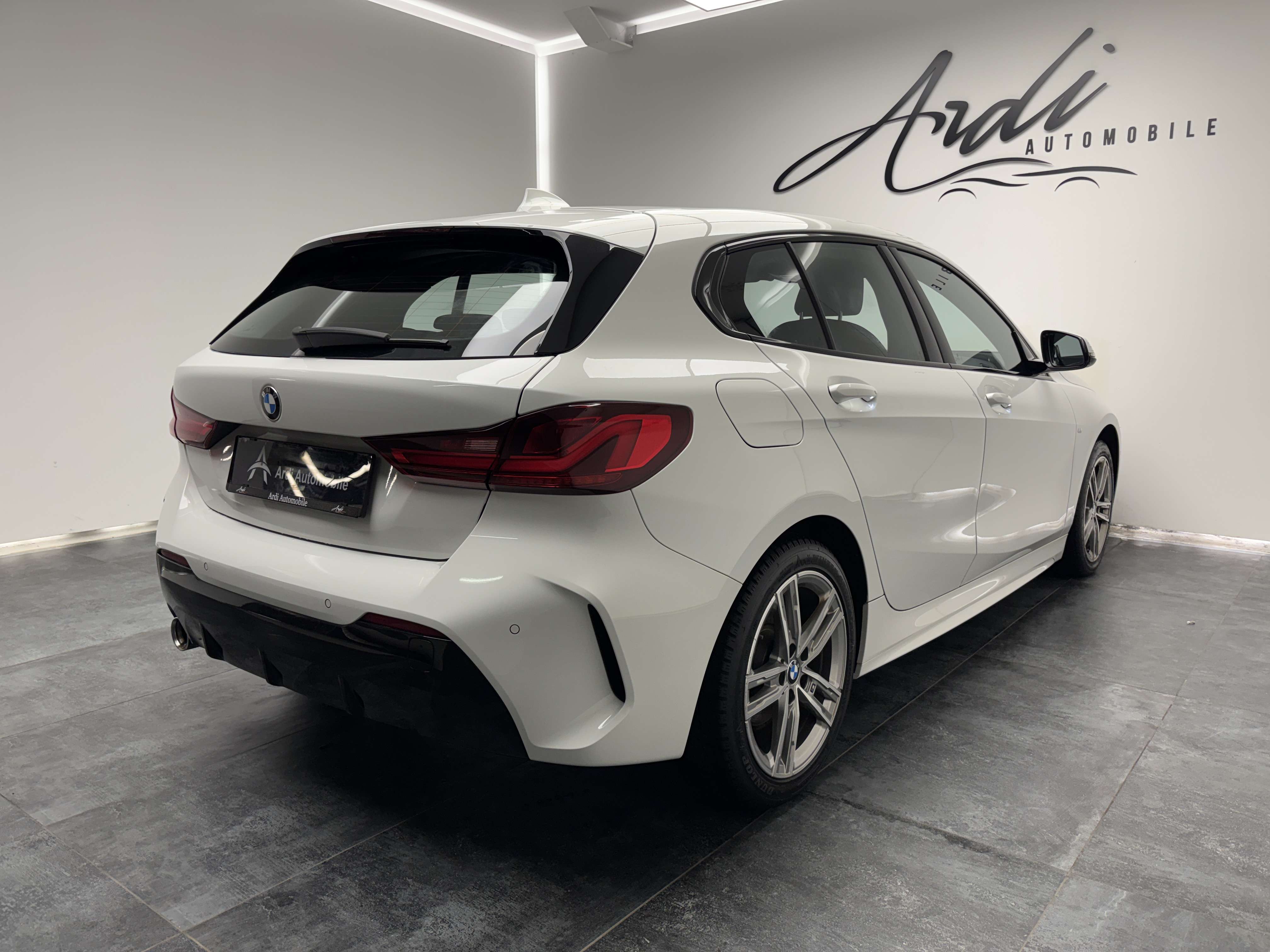 BMW 118 iA *PACK M*CARPLAY*SIEGES CHAUFFANTS*LED*GARANTIE*