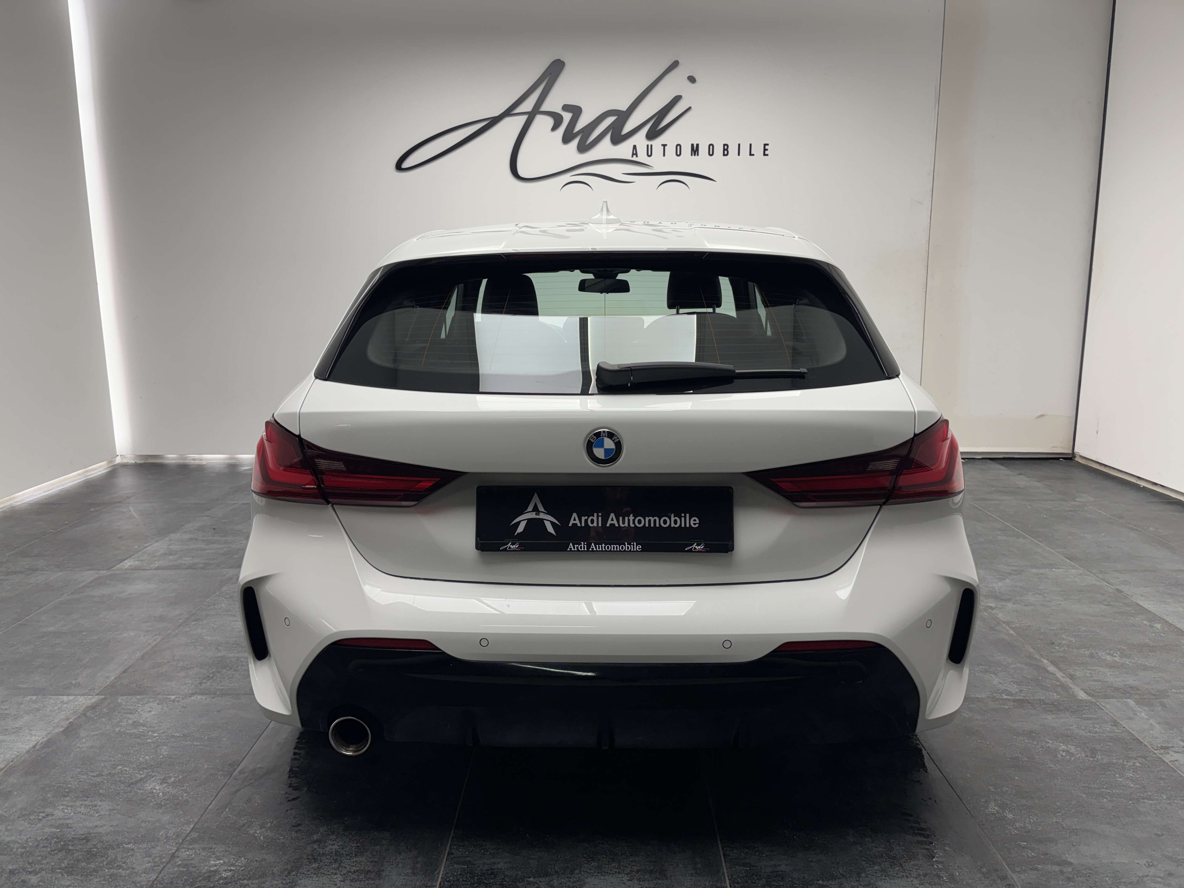 BMW 118 iA *PACK M*CARPLAY*SIEGES CHAUFFANTS*LED*GARANTIE*