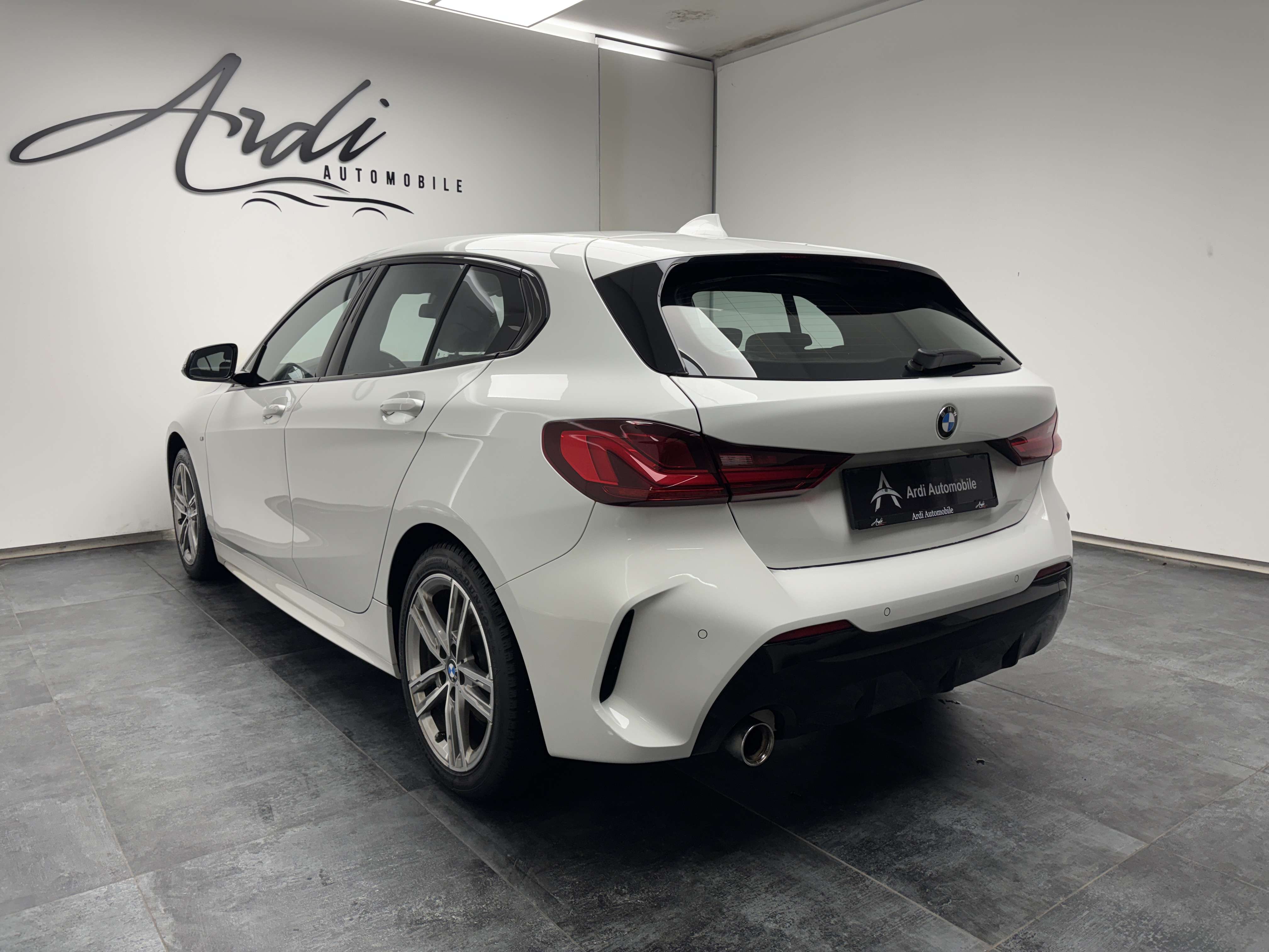 BMW 118 iA *PACK M*CARPLAY*SIEGES CHAUFFANTS*LED*GARANTIE*