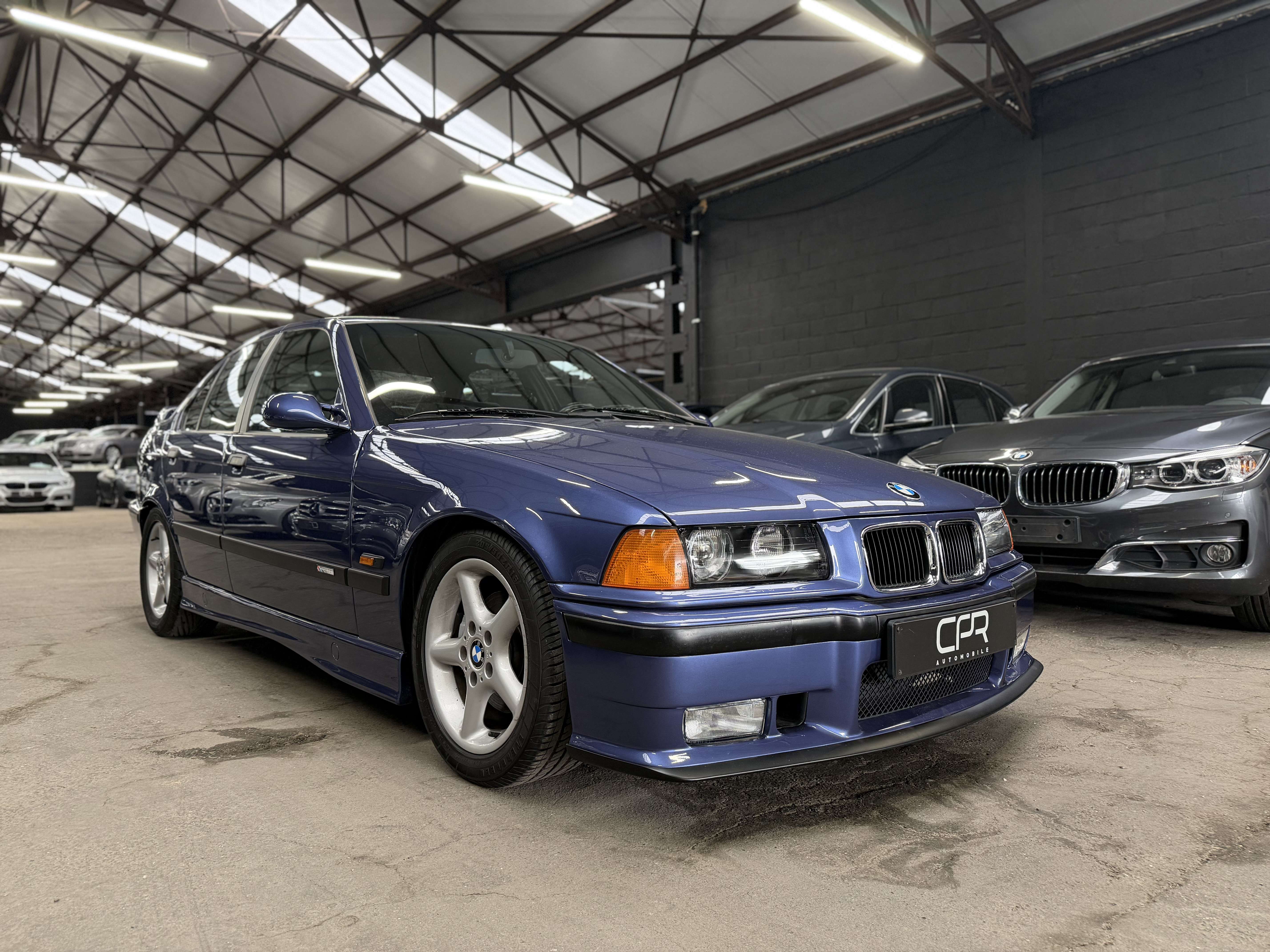 BMW 318 is * OLDTIMER * PACK M * TOIT OUVRANT * CLIM
