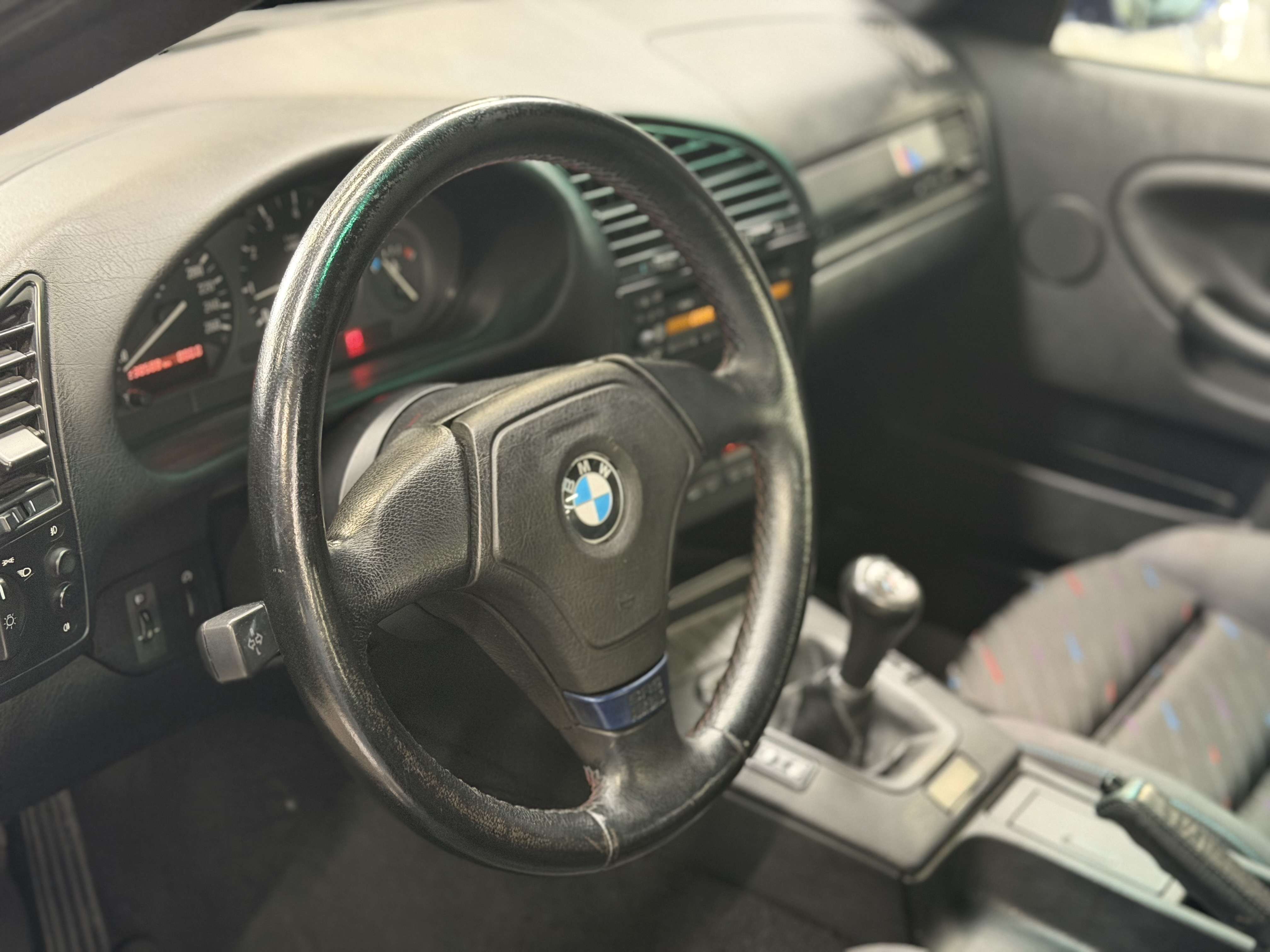 BMW 318 is * OLDTIMER * PACK M * TOIT OUVRANT * CLIM