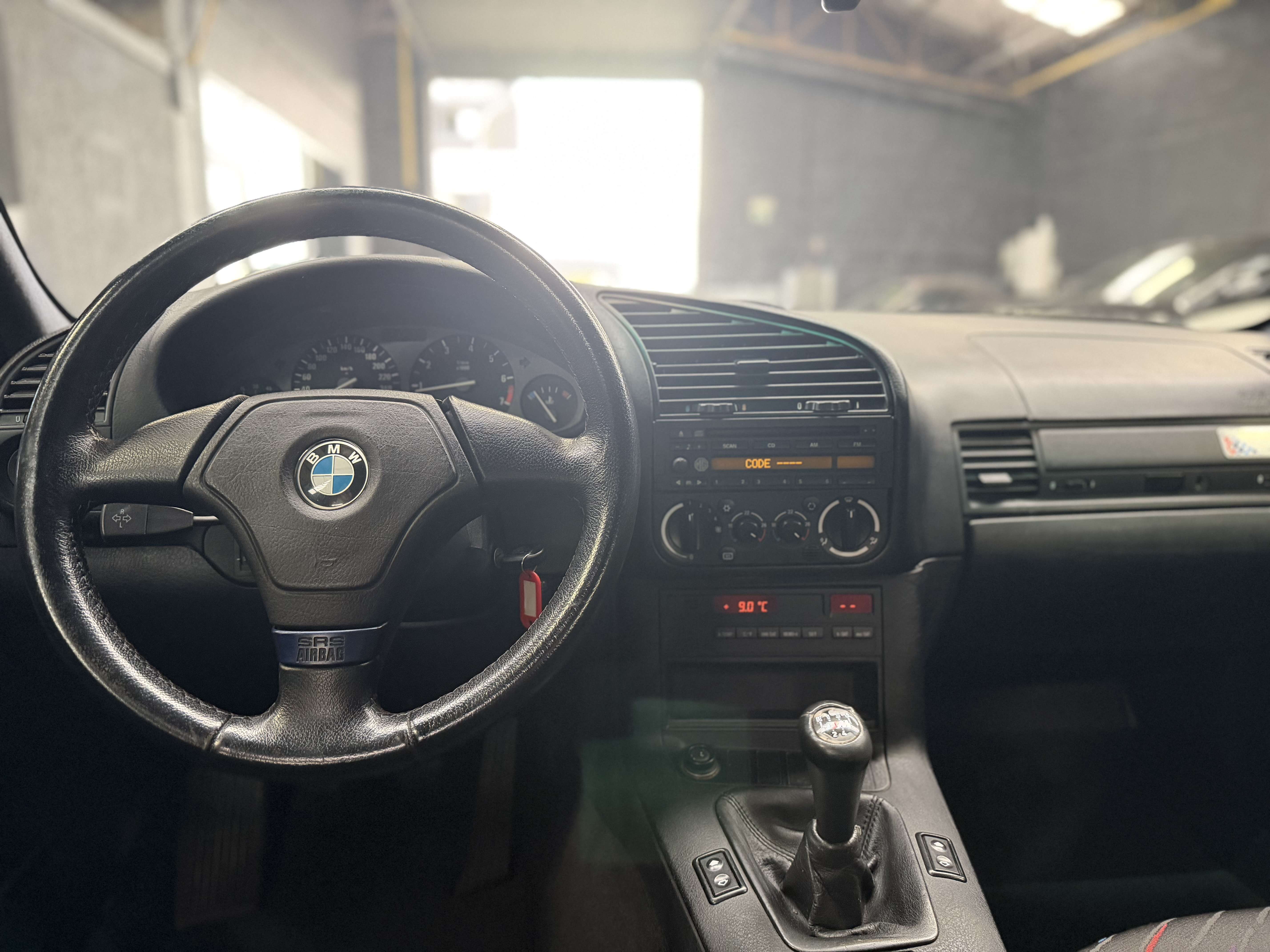 BMW 318 is * OLDTIMER * PACK M * TOIT OUVRANT * CLIM
