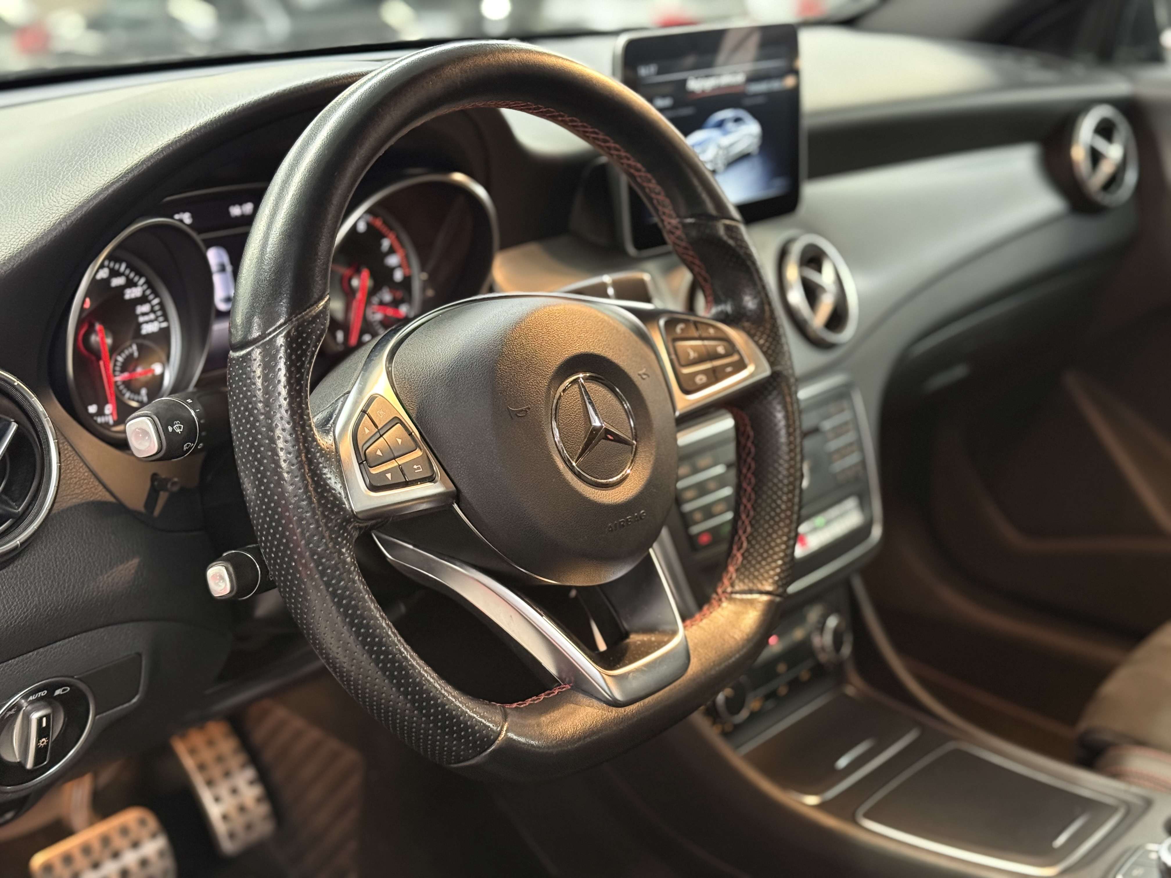 Mercedes-Benz CLA 180 i * PACK AMG * CARNET COMPLET * GPS * CAMERA * LED