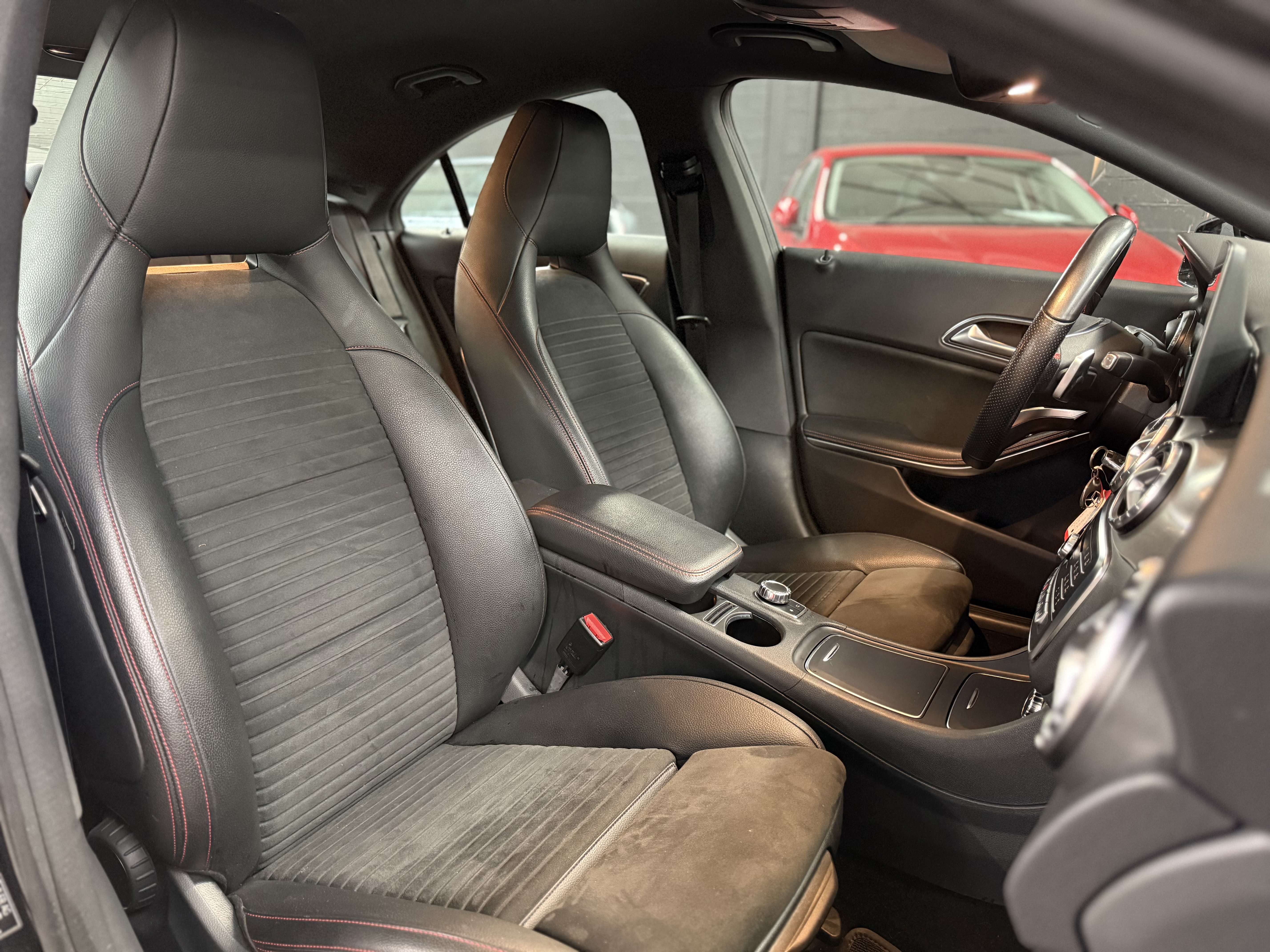 Mercedes-Benz CLA 180 i * PACK AMG * CARNET COMPLET * GPS * CAMERA * LED