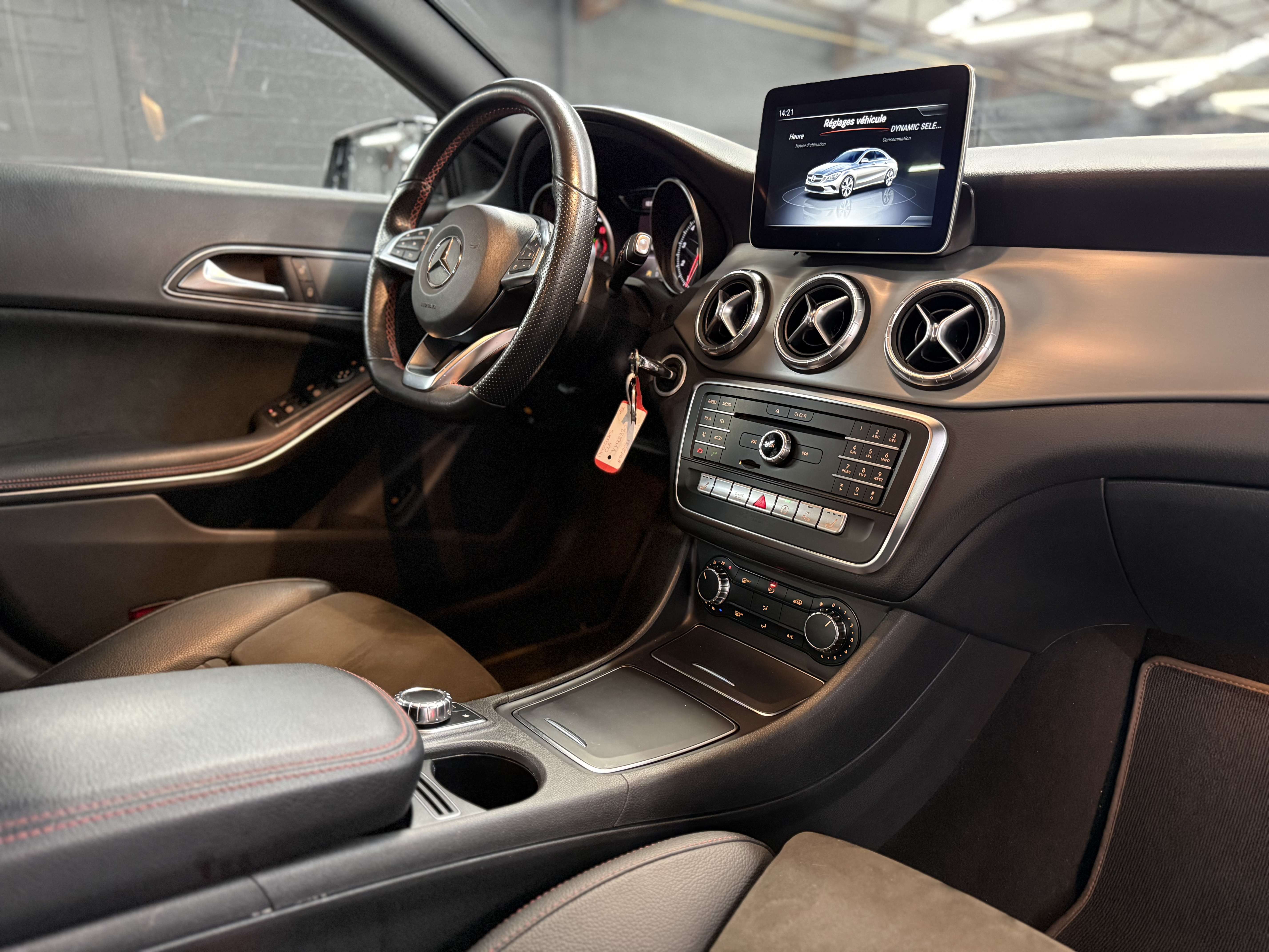 Mercedes-Benz CLA 180 i * PACK AMG * CARNET COMPLET * GPS * CAMERA * LED