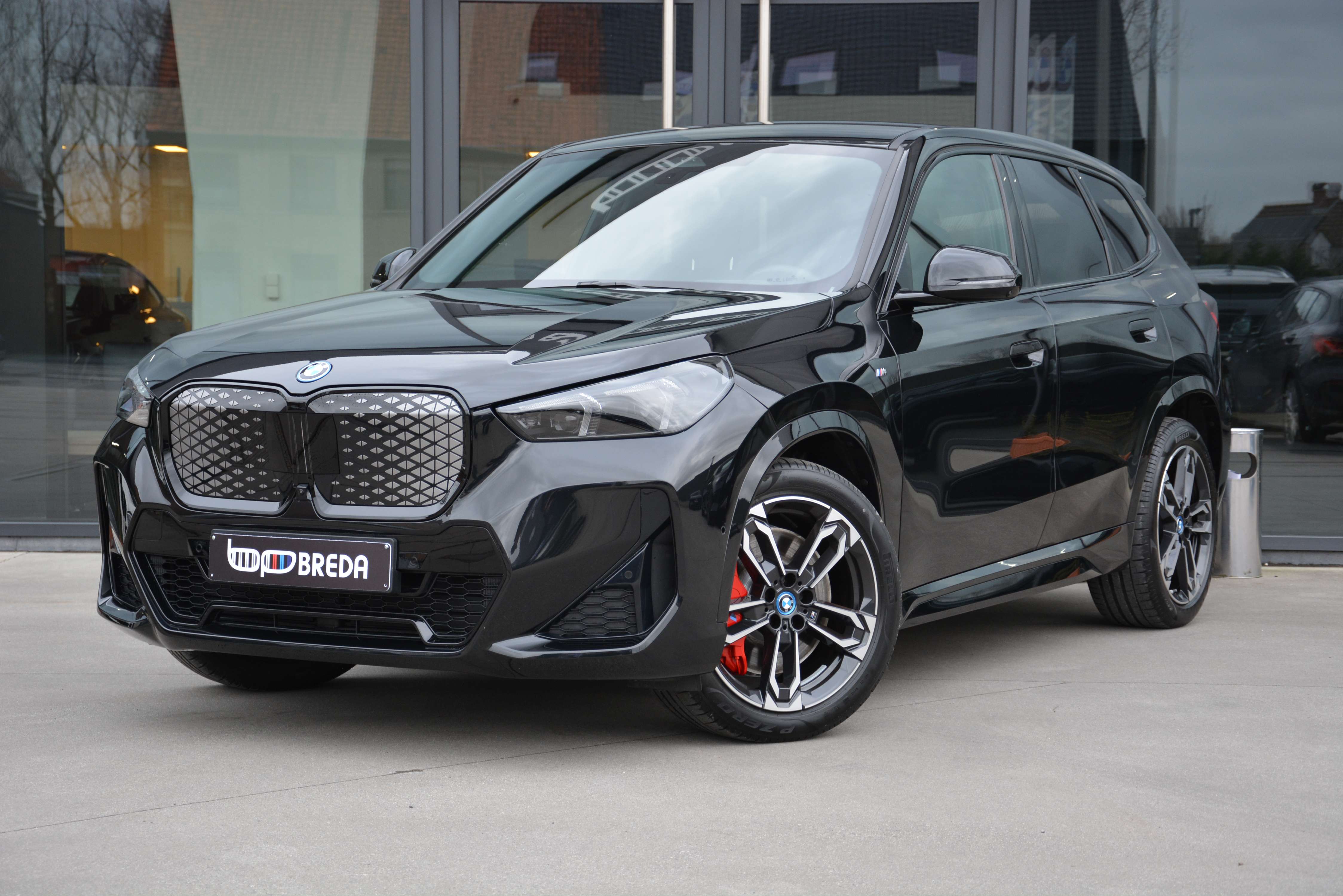 BMW iX1 eDrive20 M-Sport Pro/360°Cam/HUD/ACC/Keyless/19"