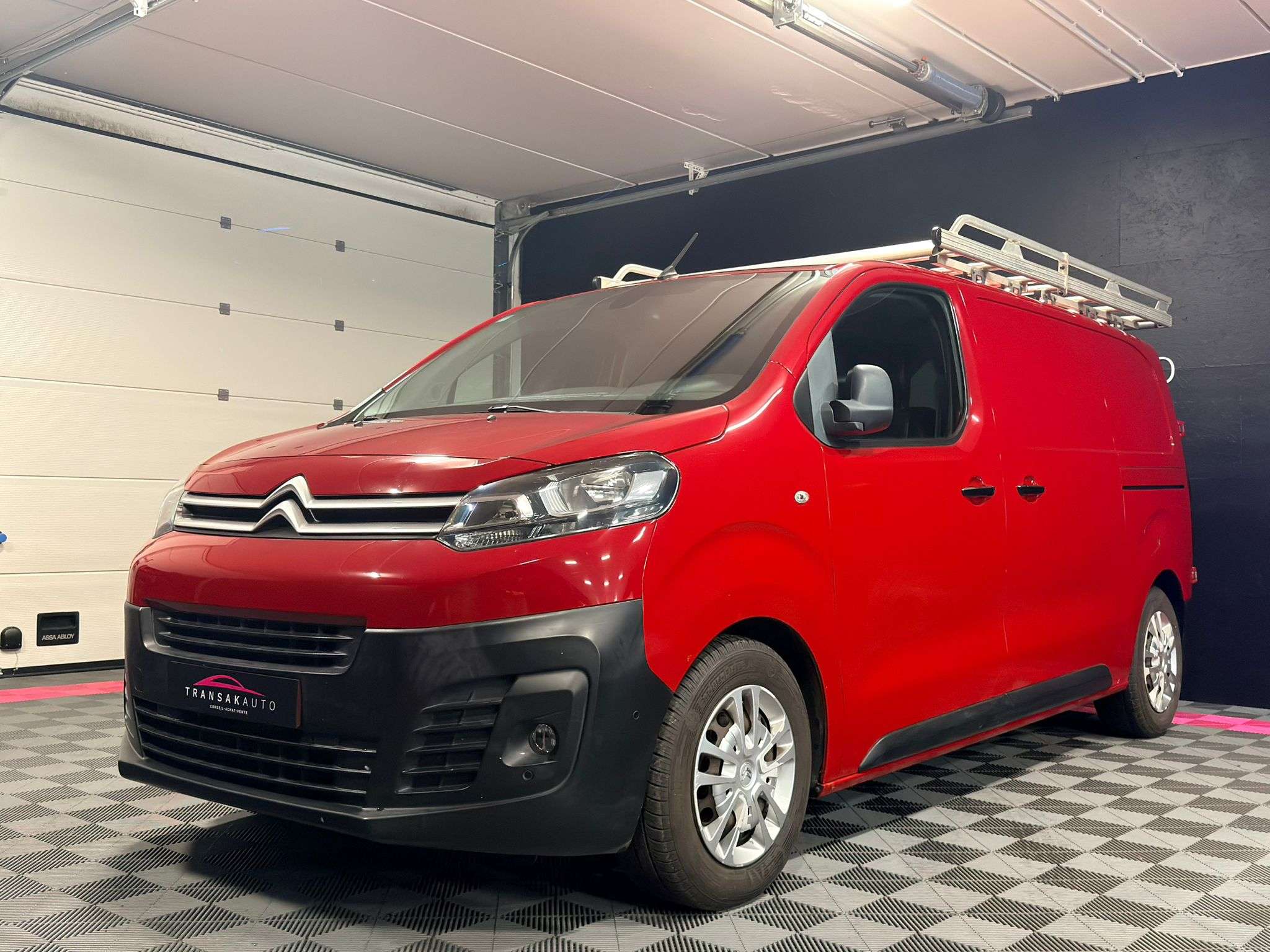 Citroen Jumpy 2.0 HDi 6p/3pl. CarPlay – Cam360 – Attelage – Cruise – Doubles portes élec