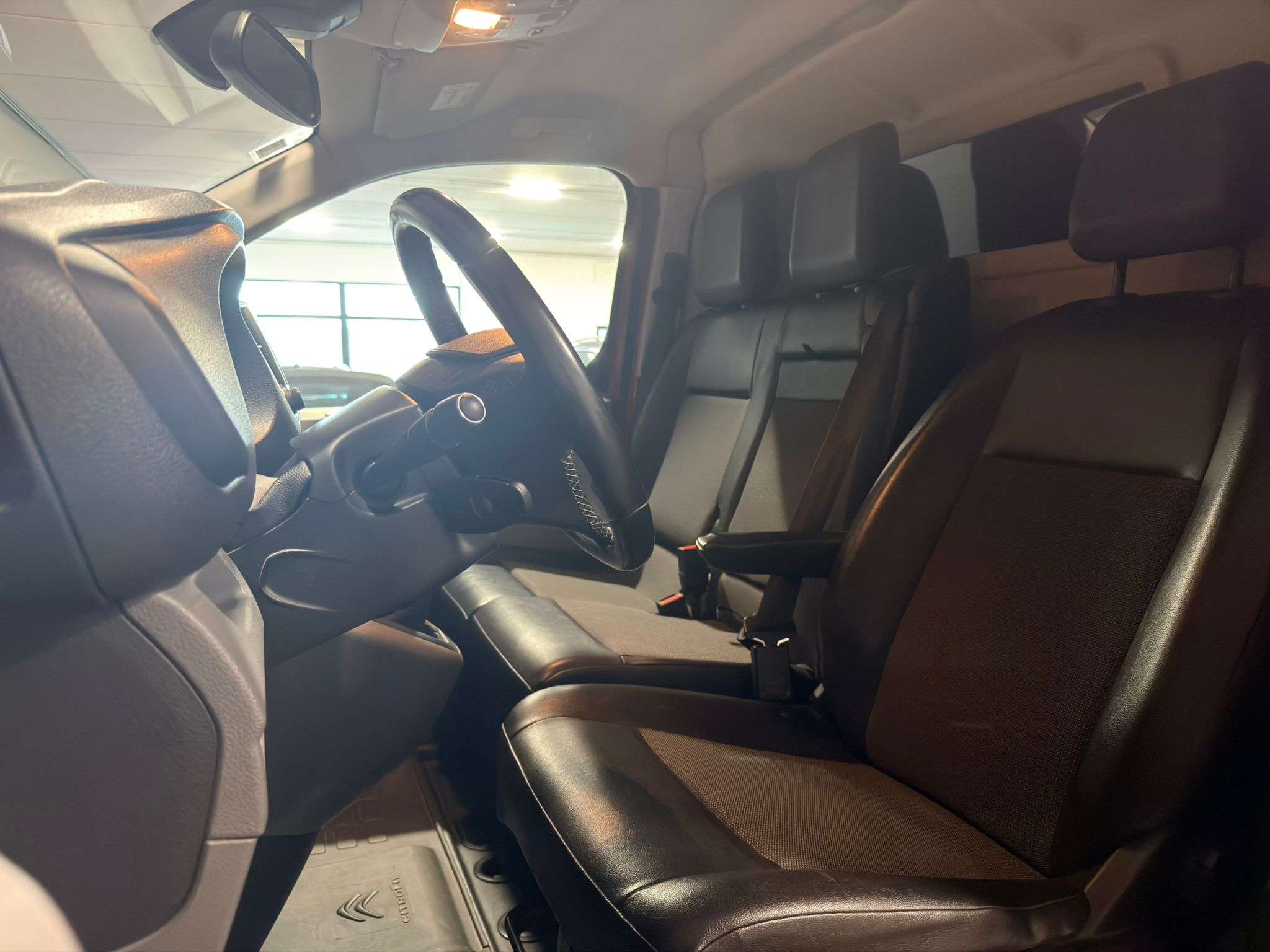 Citroen Jumpy 2.0 HDi 6p/3pl. CarPlay – Cam360 – Attelage – Cruise – Doubles portes élec