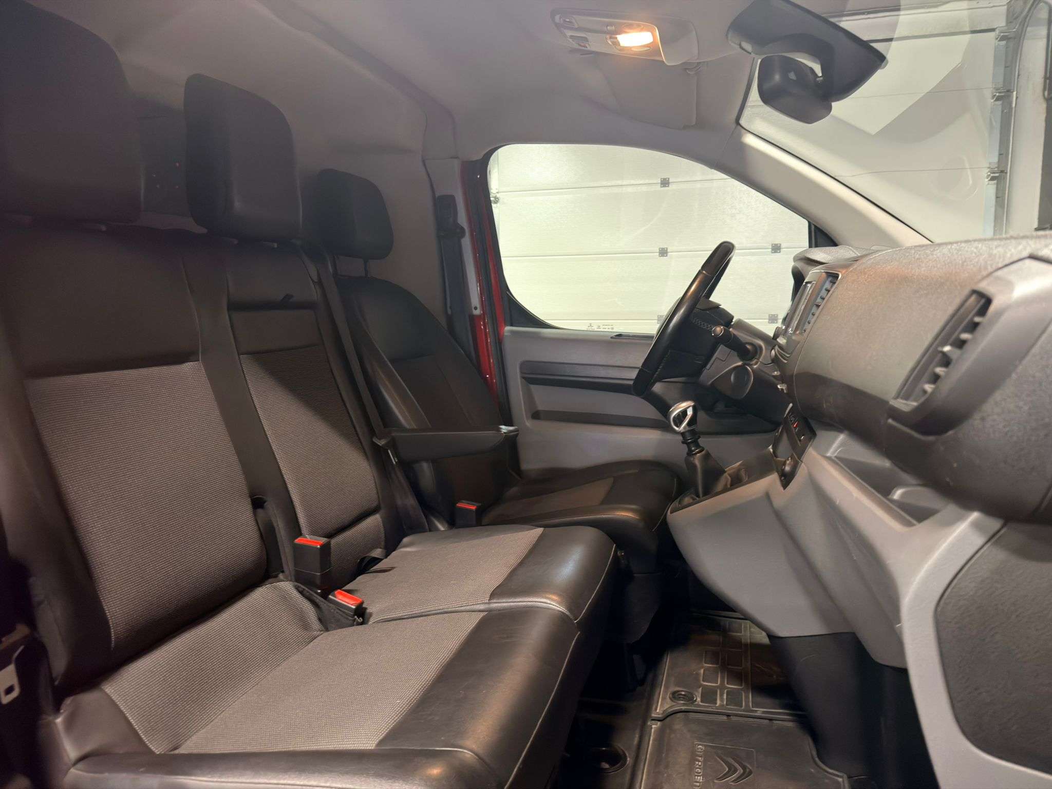 Citroen Jumpy 2.0 HDi 6p/3pl. CarPlay – Cam360 – Attelage – Cruise – Doubles portes élec