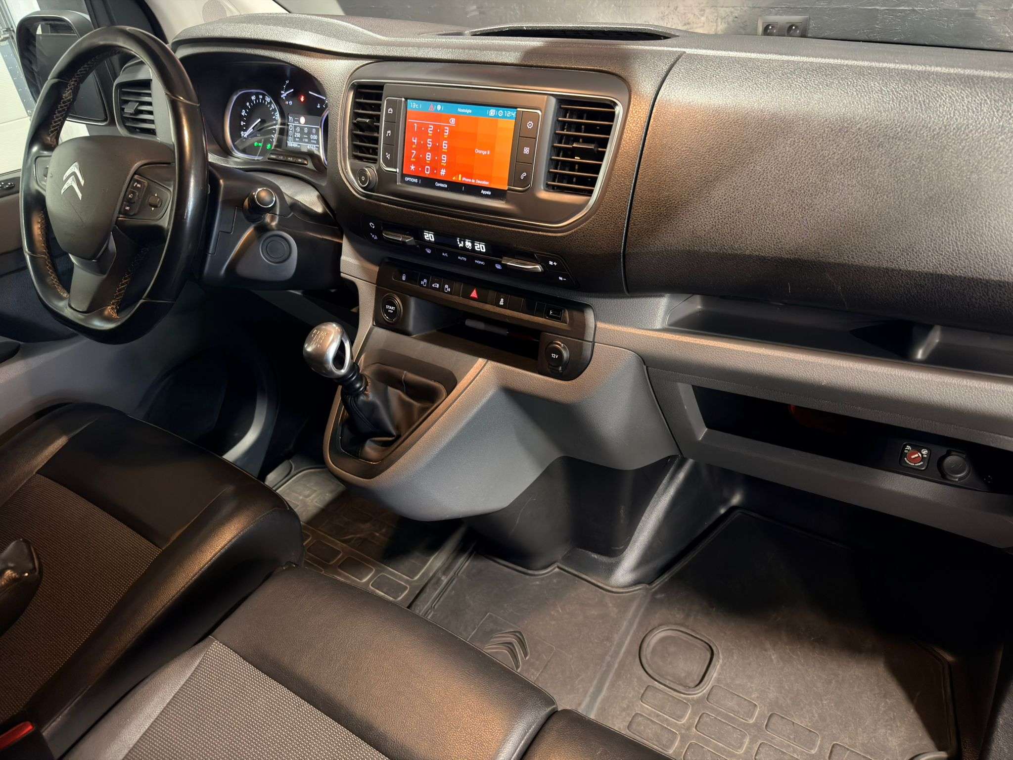 Citroen Jumpy 2.0 HDi 6p/3pl. CarPlay – Cam360 – Attelage – Cruise – Doubles portes élec