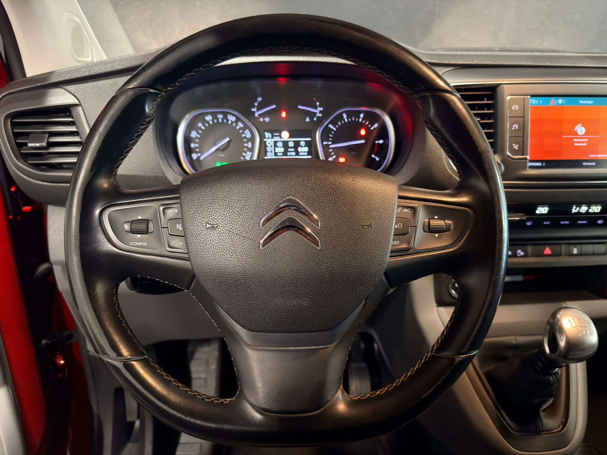Citroen Jumpy 2.0 HDi 6p/3pl. CarPlay – Cam360 – Attelage – Cruise – Doubles portes élec