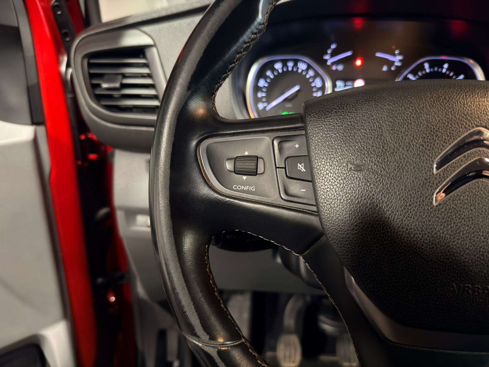 Citroen Jumpy 2.0 HDi 6p/3pl. CarPlay – Cam360 – Attelage – Cruise – Doubles portes élec