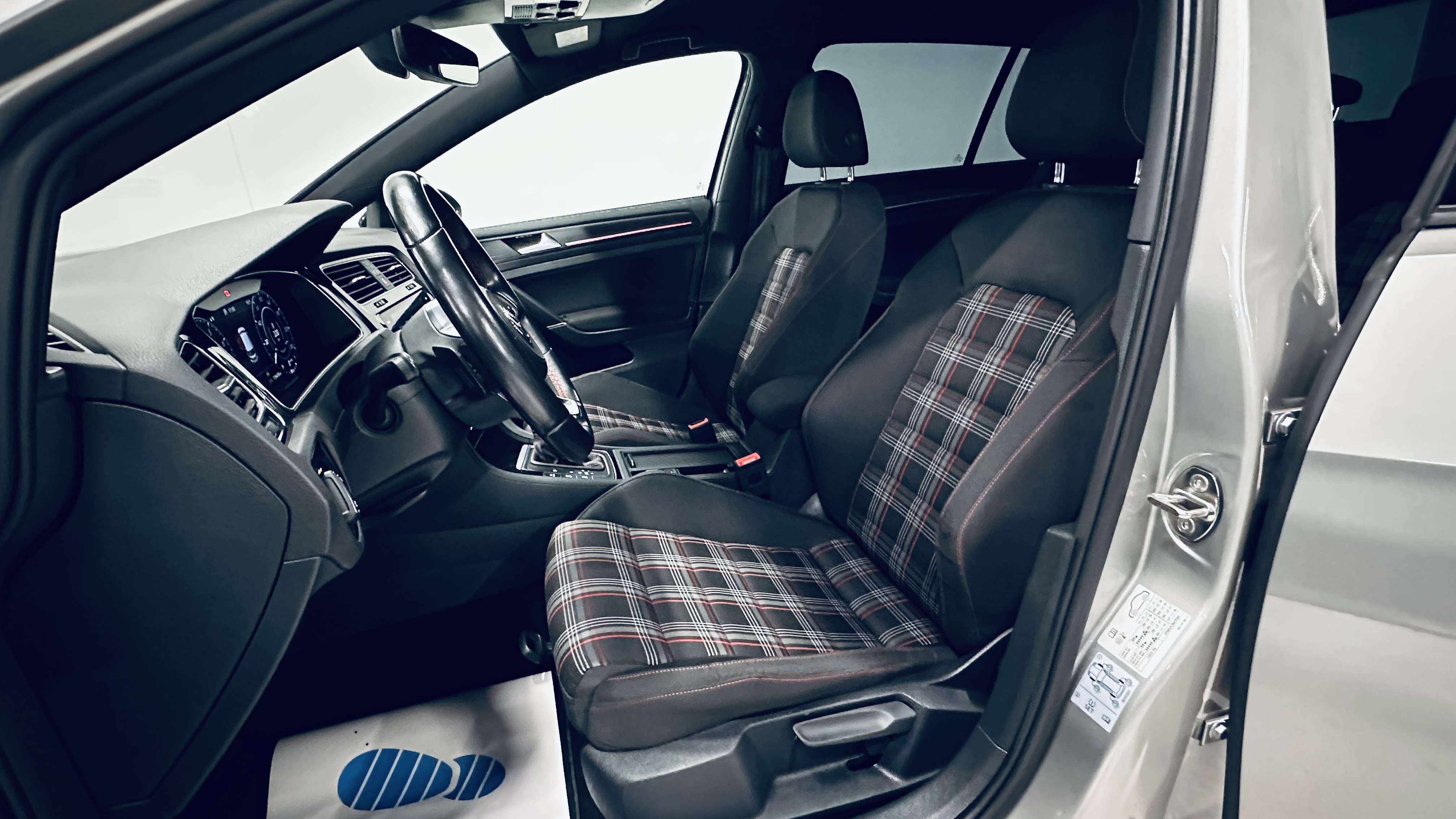 Volkswagen Golf GTI Golf 2.0 TSI DSG BI-XENON NAVI JA18 SG CHAUFFANT