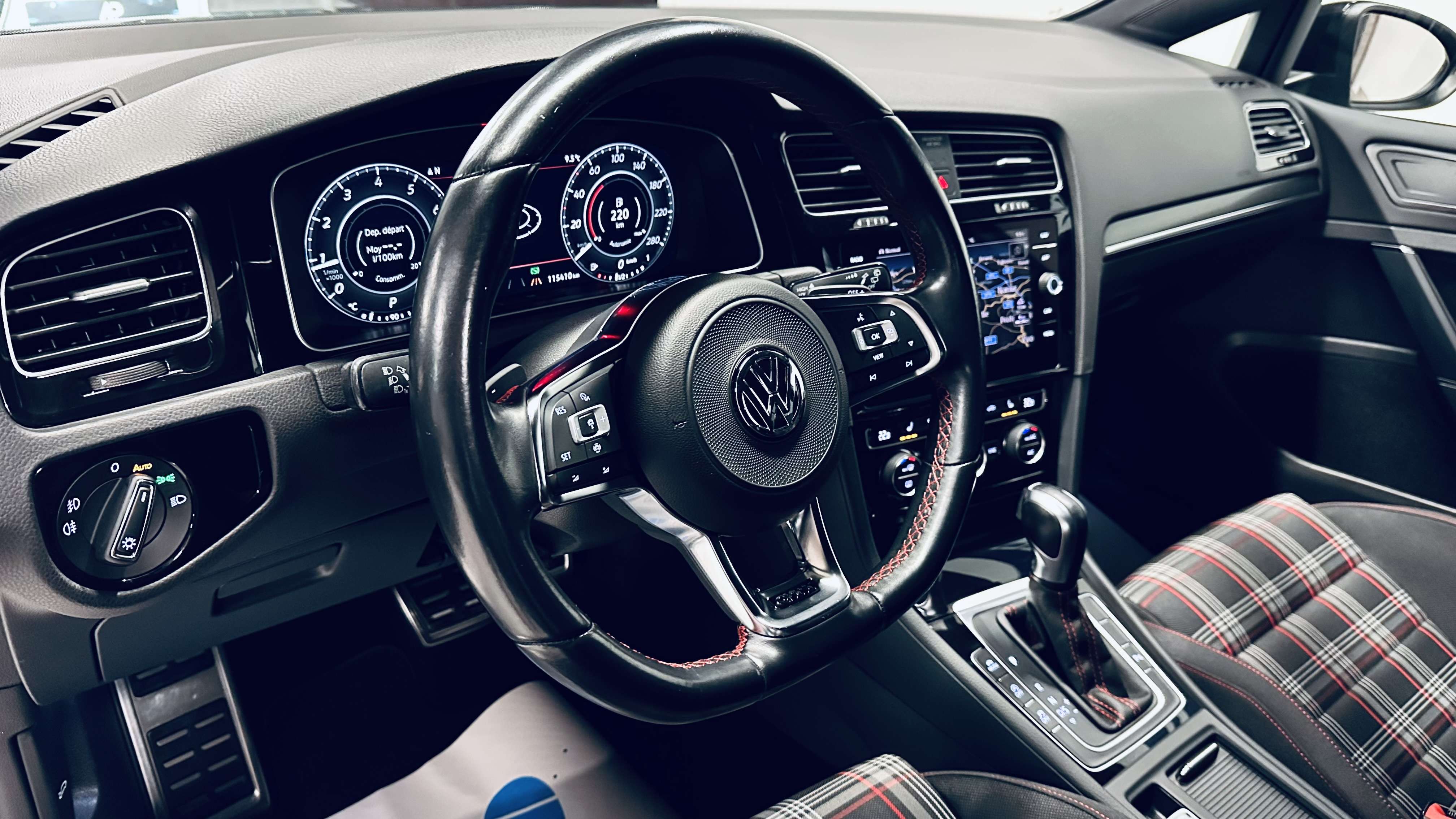 Volkswagen Golf GTI Golf 2.0 TSI DSG BI-XENON NAVI JA18 SG CHAUFFANT