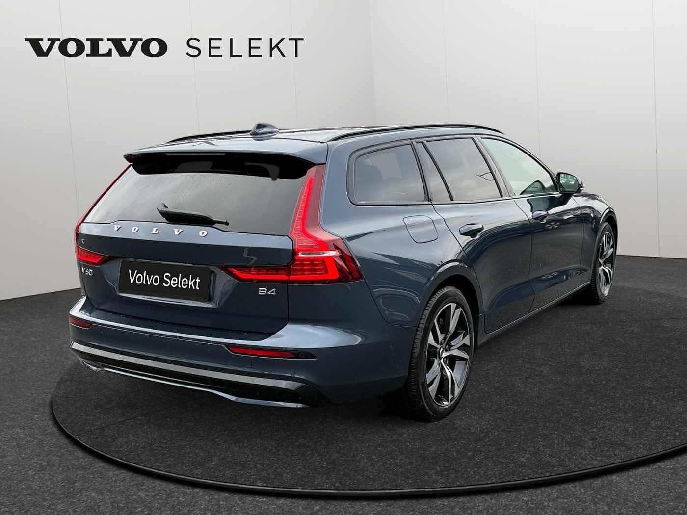 Volvo V60 V60 Plus, B4 Mild-Hybrid, Benzin, Dark