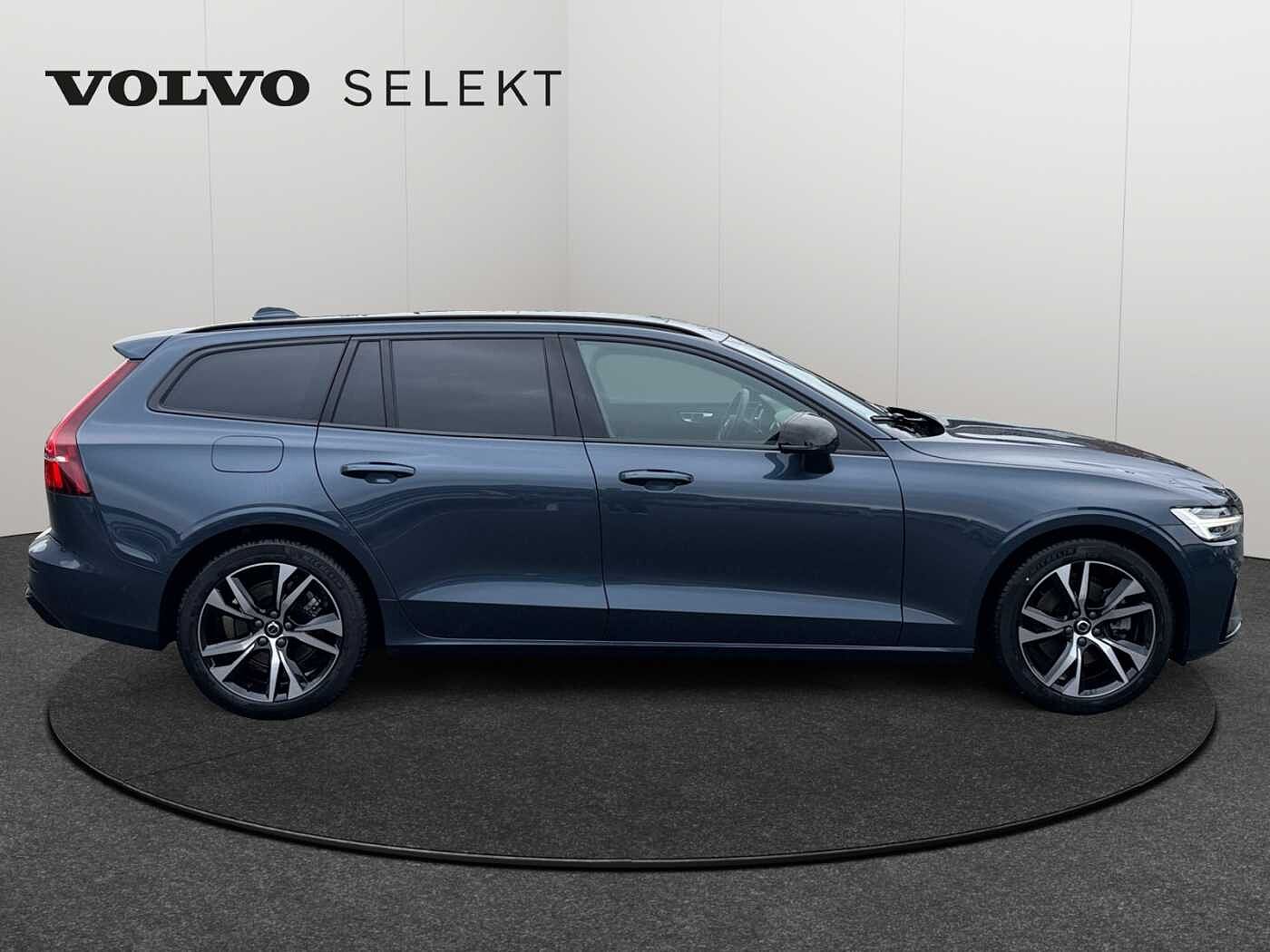 Volvo V60 V60 Plus, B4 Mild-Hybrid, Benzin, Dark