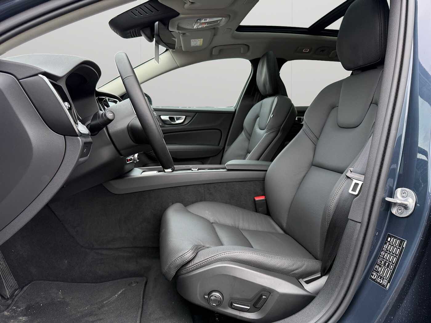 Volvo V60 V60 Plus, B4 Mild-Hybrid, Benzin, Dark