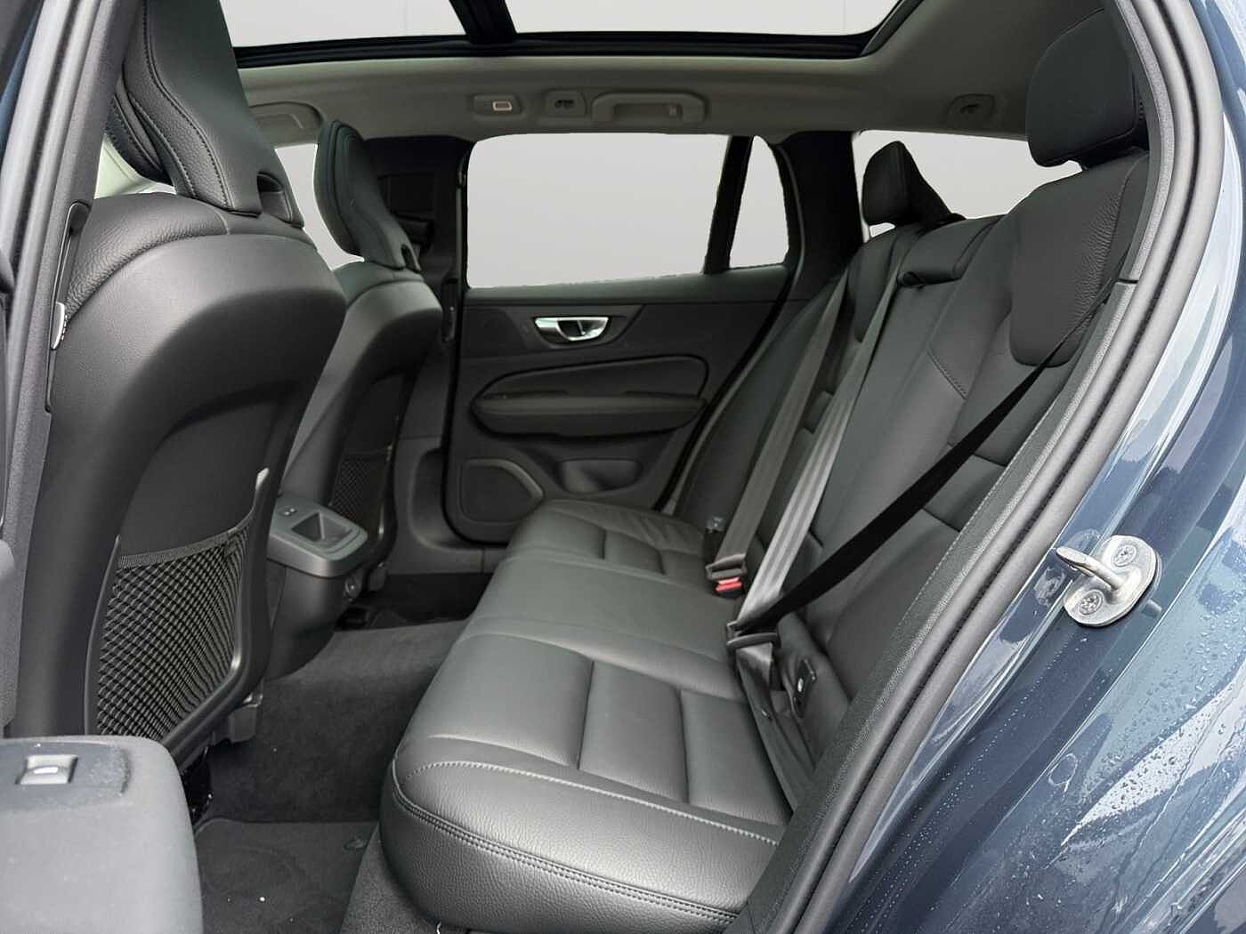 Volvo V60 V60 Plus, B4 Mild-Hybrid, Benzin, Dark