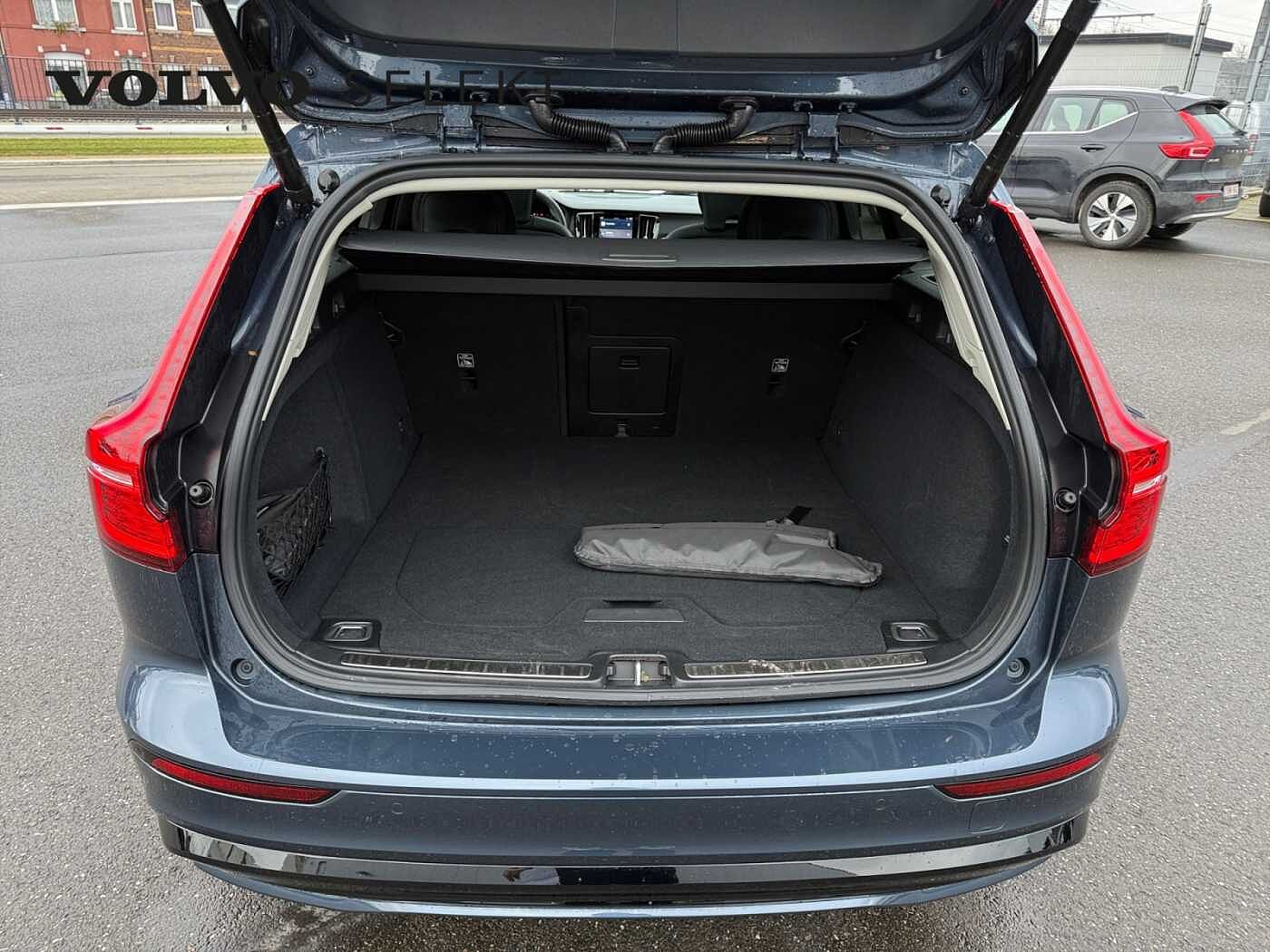 Volvo V60 V60 Plus, B4 Mild-Hybrid, Benzin, Dark