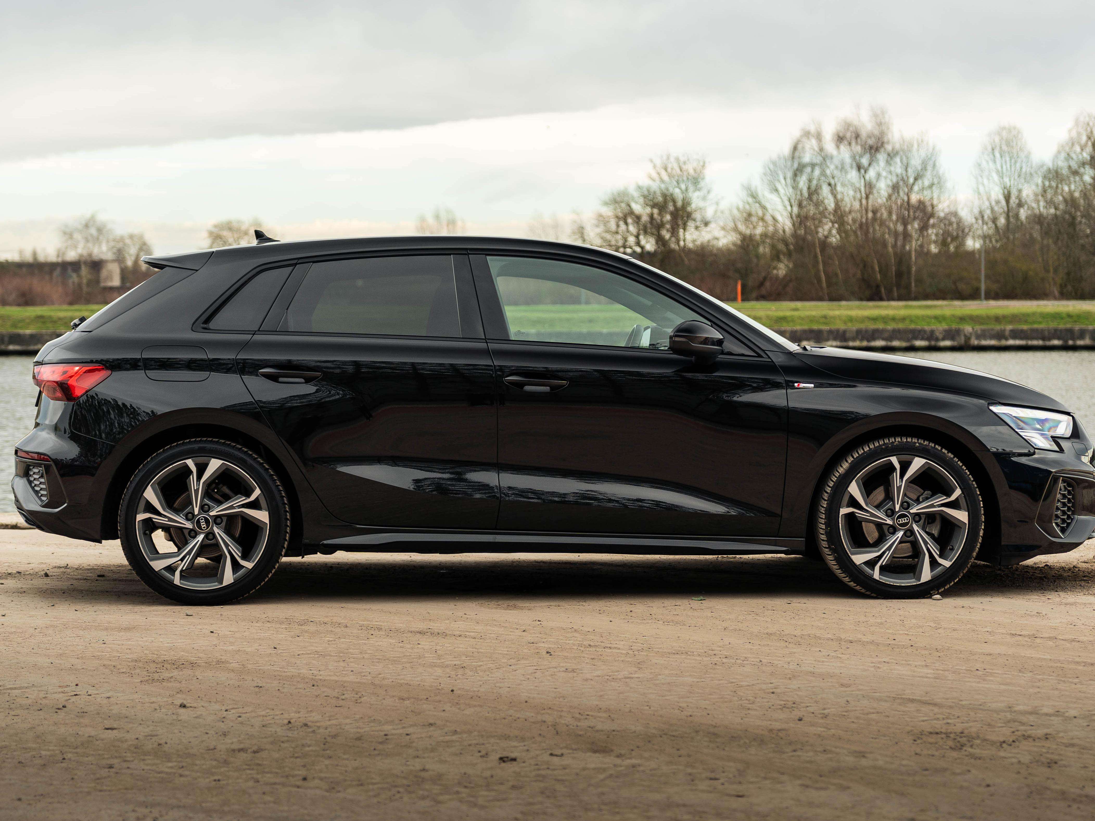 Audi A3 SPORTBACK*S-LINE*PACK DESIGN*LOOK UNIQUE*MATRIX