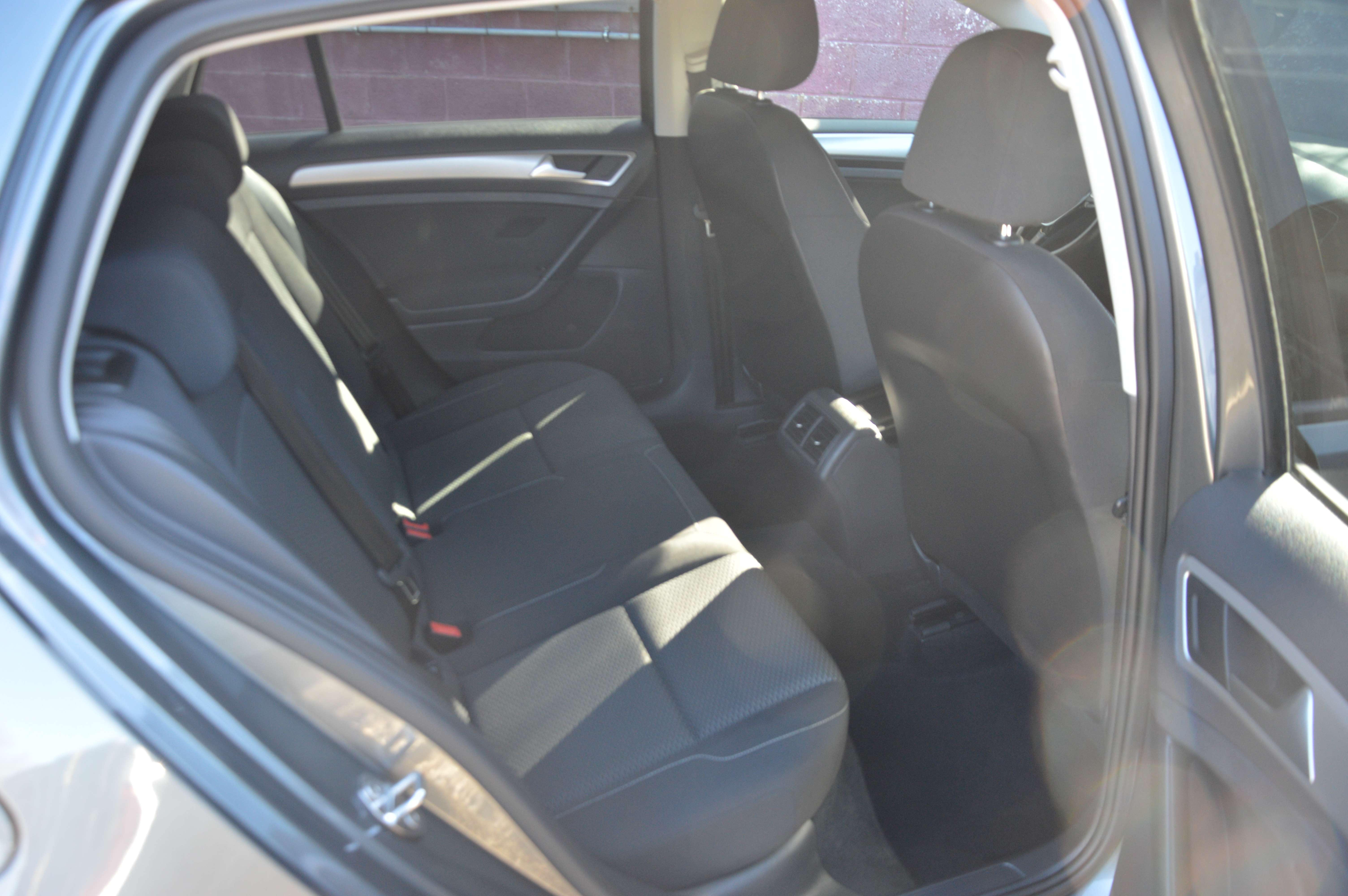Volkswagen Golf 1.6CRTDi Comfortline CARPLAY SENS AV/AR 105.557KM