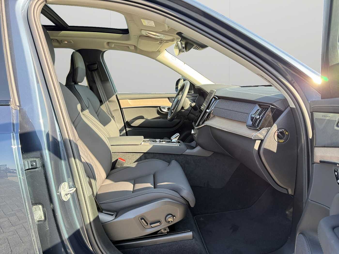 Volvo XC90 XC90 Plus, T8 AWD Plug-in Hybrid, Elektrisch/Benzin, Dark, 7 Sitze